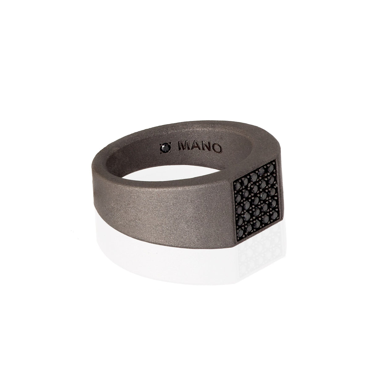 ANELLO UOMO IN  TITANIO SABBIATO CON PAVE' DI 25 DIAMANTI BLACK.