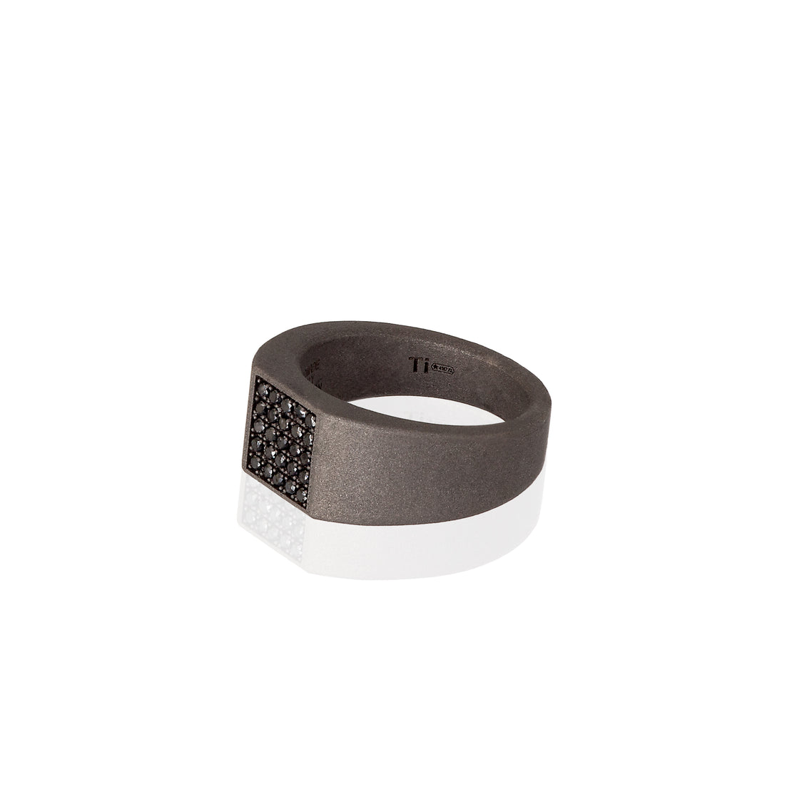 BAGUE HOMME EN TITANE SABLÉ AVEC PAVÉ DE 25 DIAMANTS NOIRS.