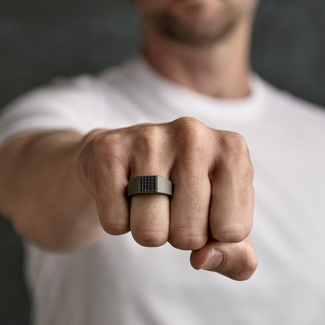 ANELLO UOMO IN  TITANIO SABBIATO CON PAVE' DI 25 DIAMANTI BLACK.