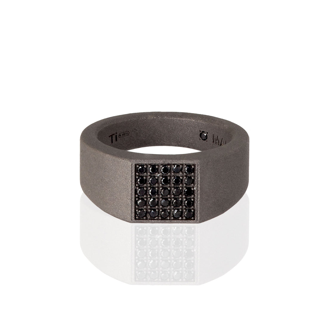 BAGUE HOMME EN TITANE SABLÉ AVEC PAVÉ DE 25 DIAMANTS NOIRS.