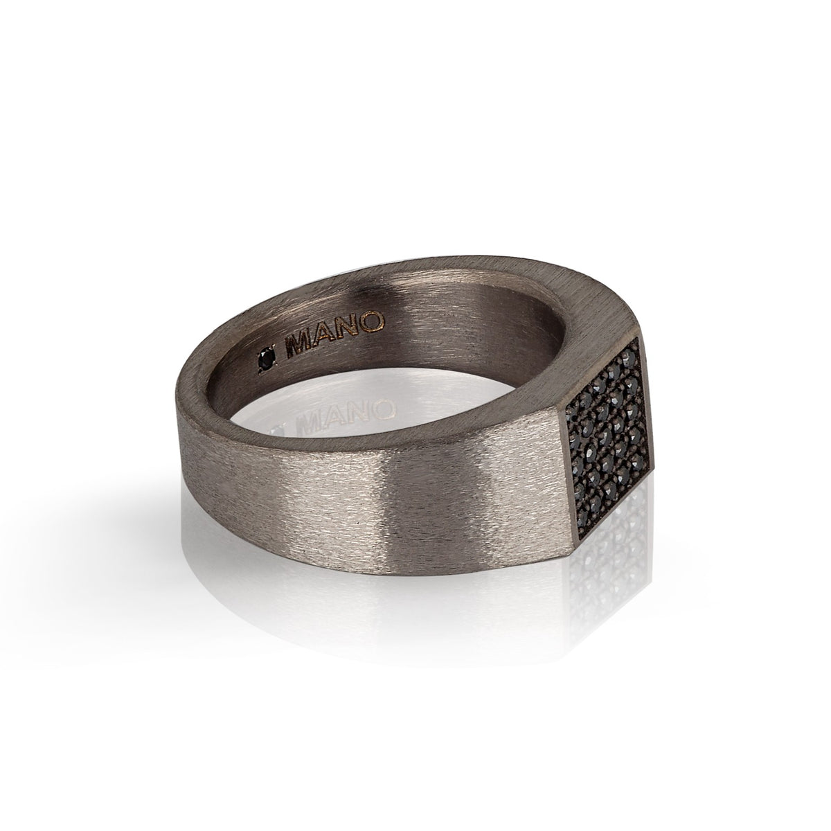 ANELLO UOMO IN  TITANIO CON PAVE' DI 25 DIAMANTI BLACK.