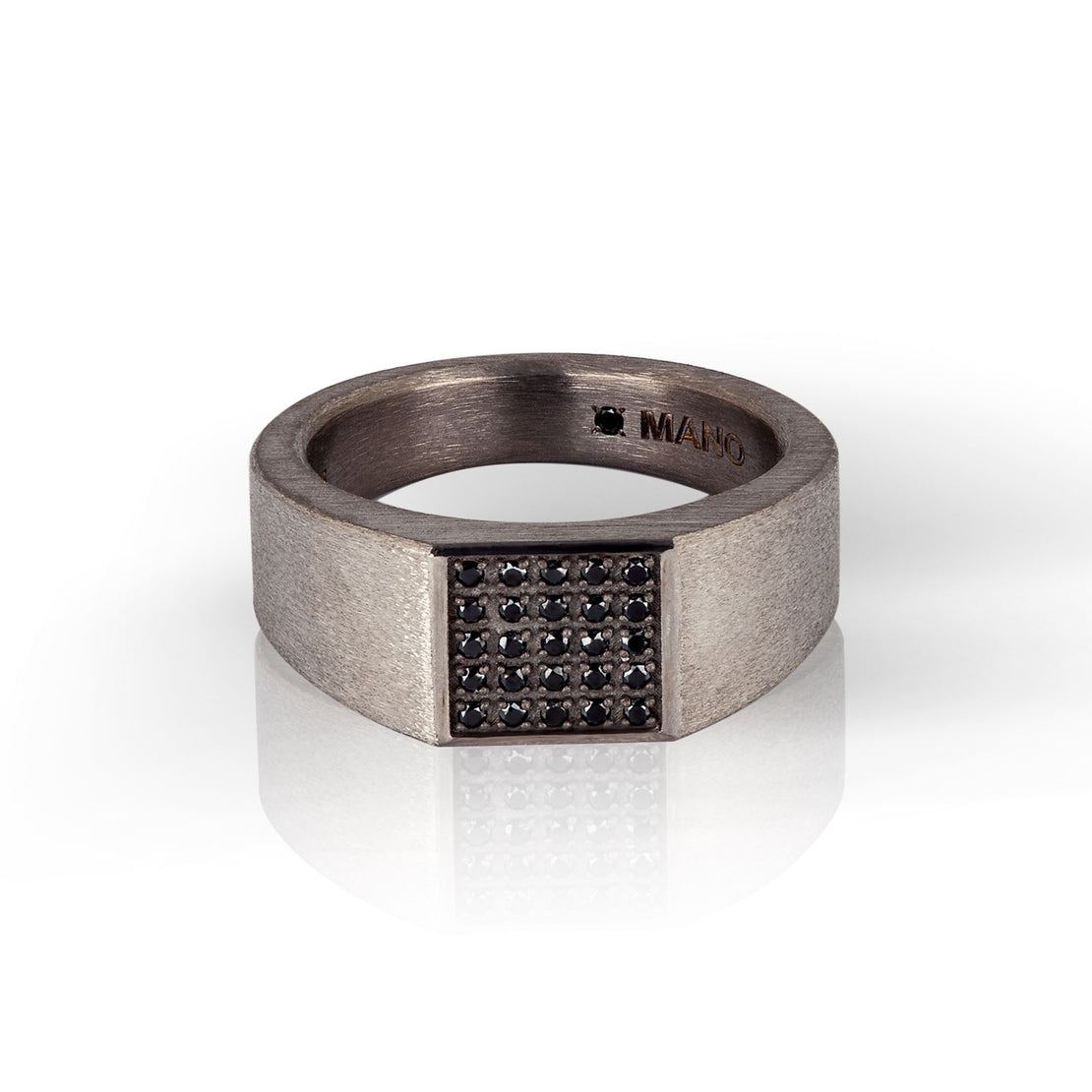 BAGUE HOMME EN TITANE AVEC PAVÉ DE 25 DIAMANTS NOIRS.