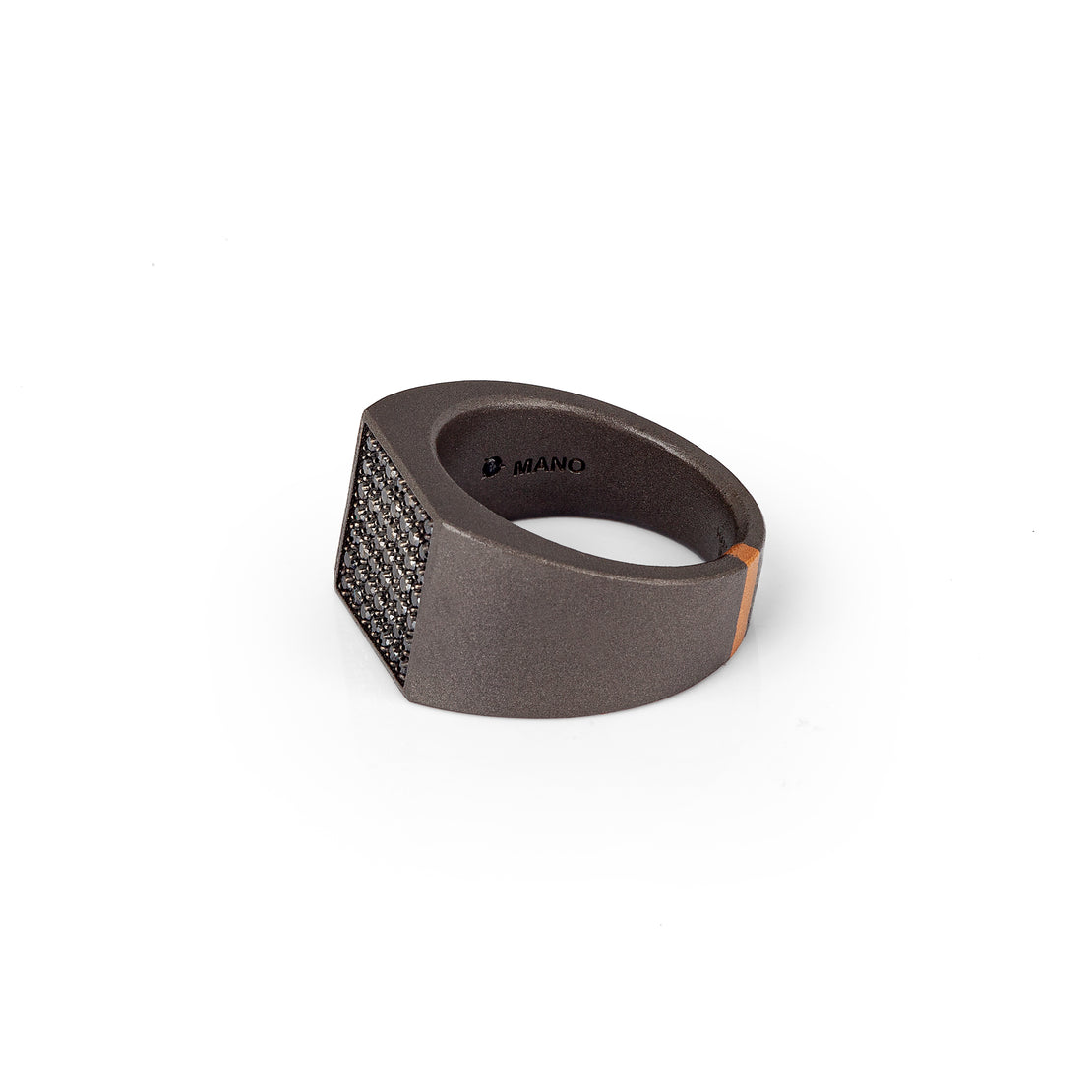BAGUE HOMME EN TITANE, OR ROUGE ET PAVÉ DE 49 DIAMANTS NOIRS.