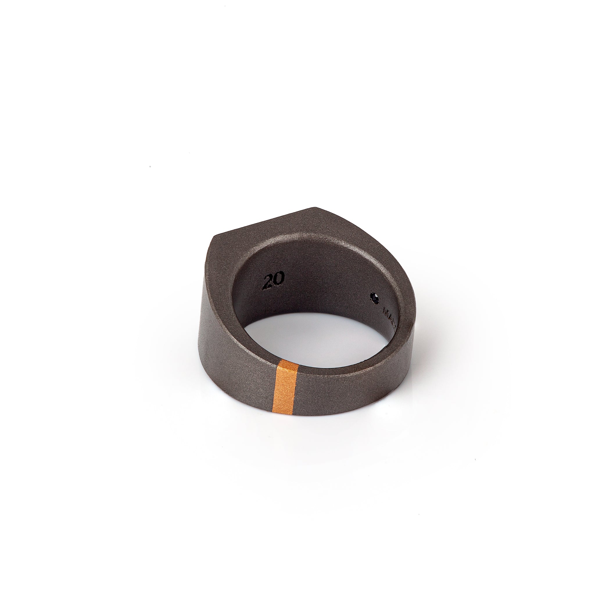 BAGUE HOMME EN TITANE, OR ROUGE ET PAVÉ DE 49 DIAMANTS NOIRS.