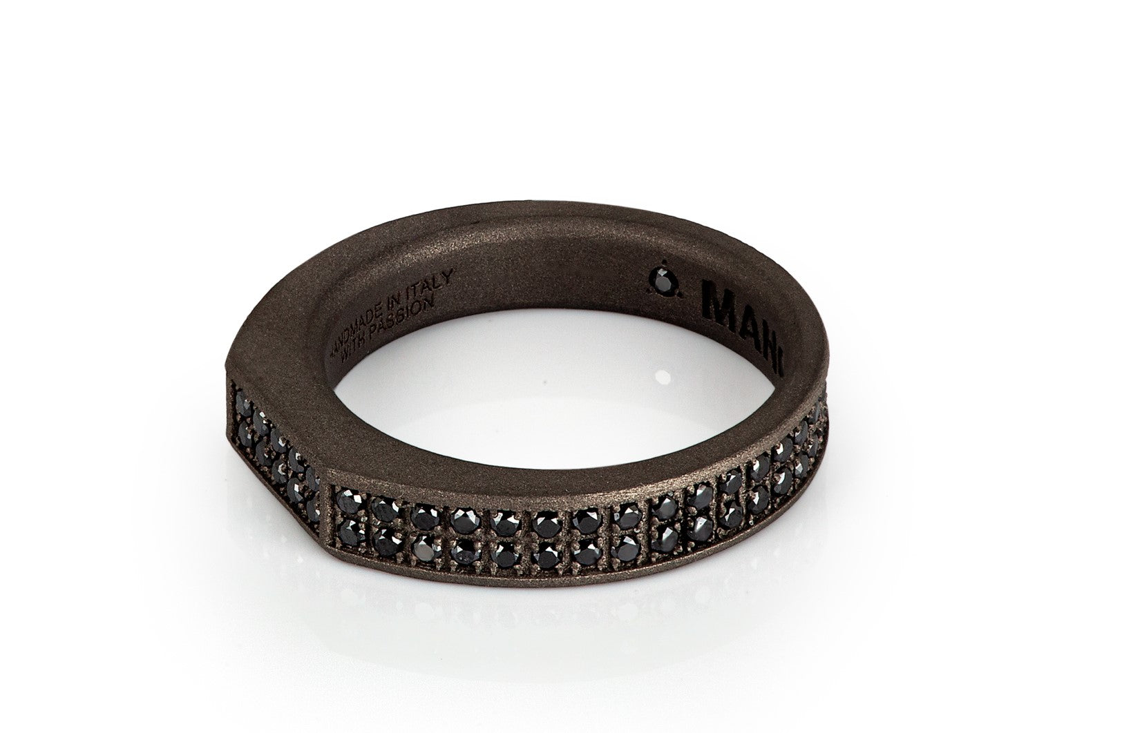 BAGUE HOMME  EN TITANE ENTIÈREMENT SERTI ET 90 NOIRS.