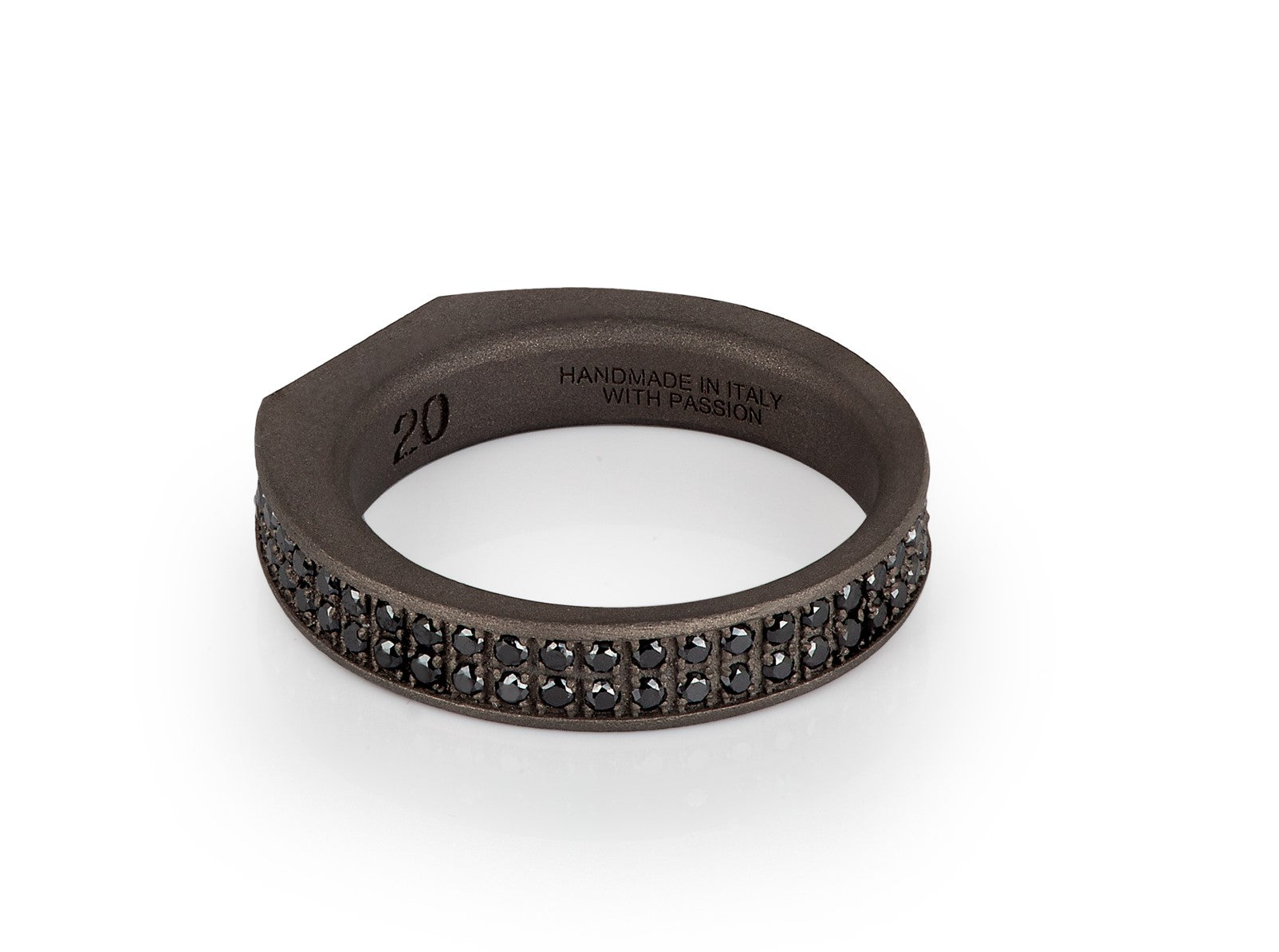 BAGUE HOMME  EN TITANE ENTIÈREMENT SERTI ET 90 NOIRS.