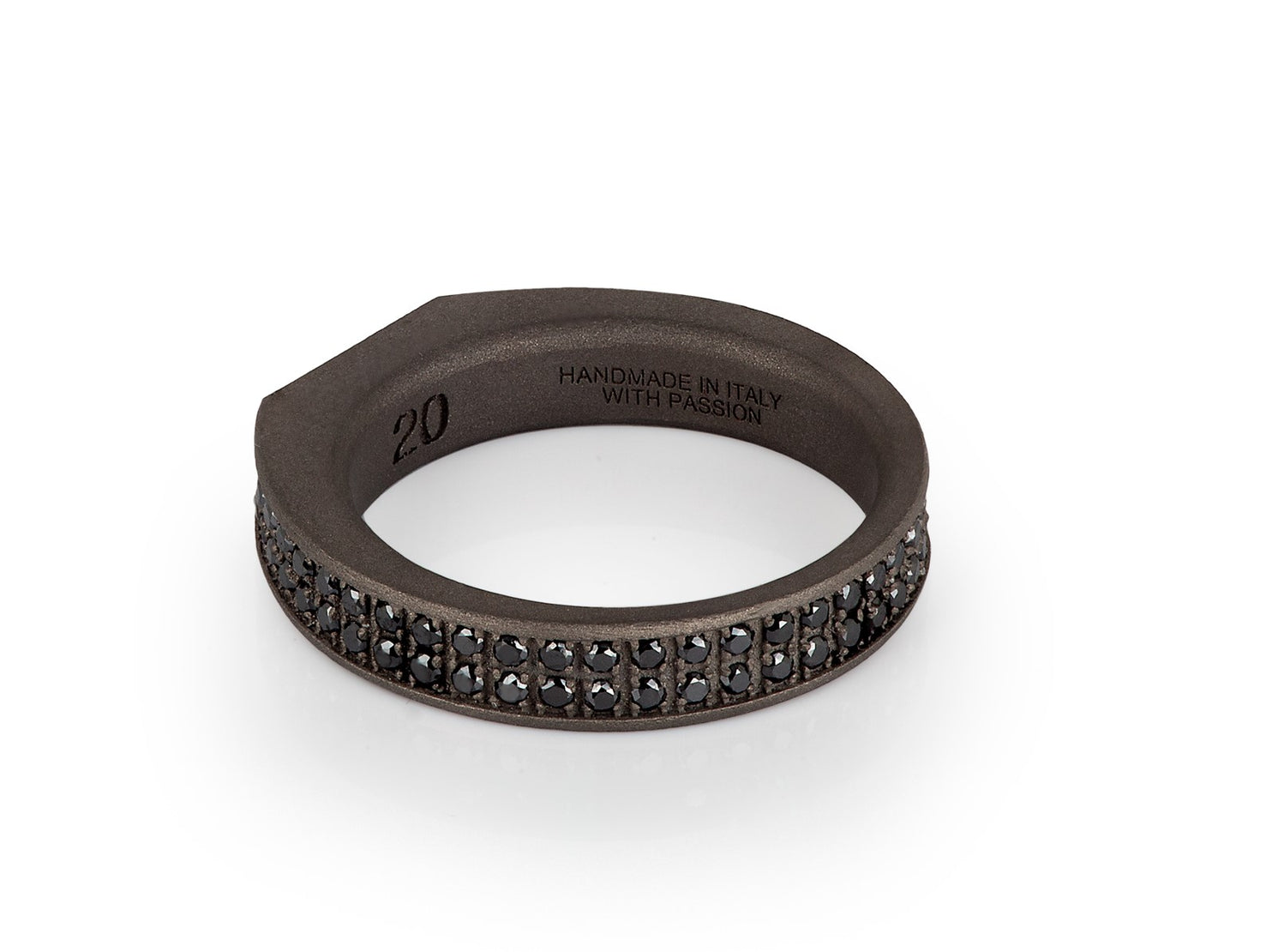 BAGUE HOMME  EN TITANE ENTIÈREMENT SERTI ET 90 NOIRS.