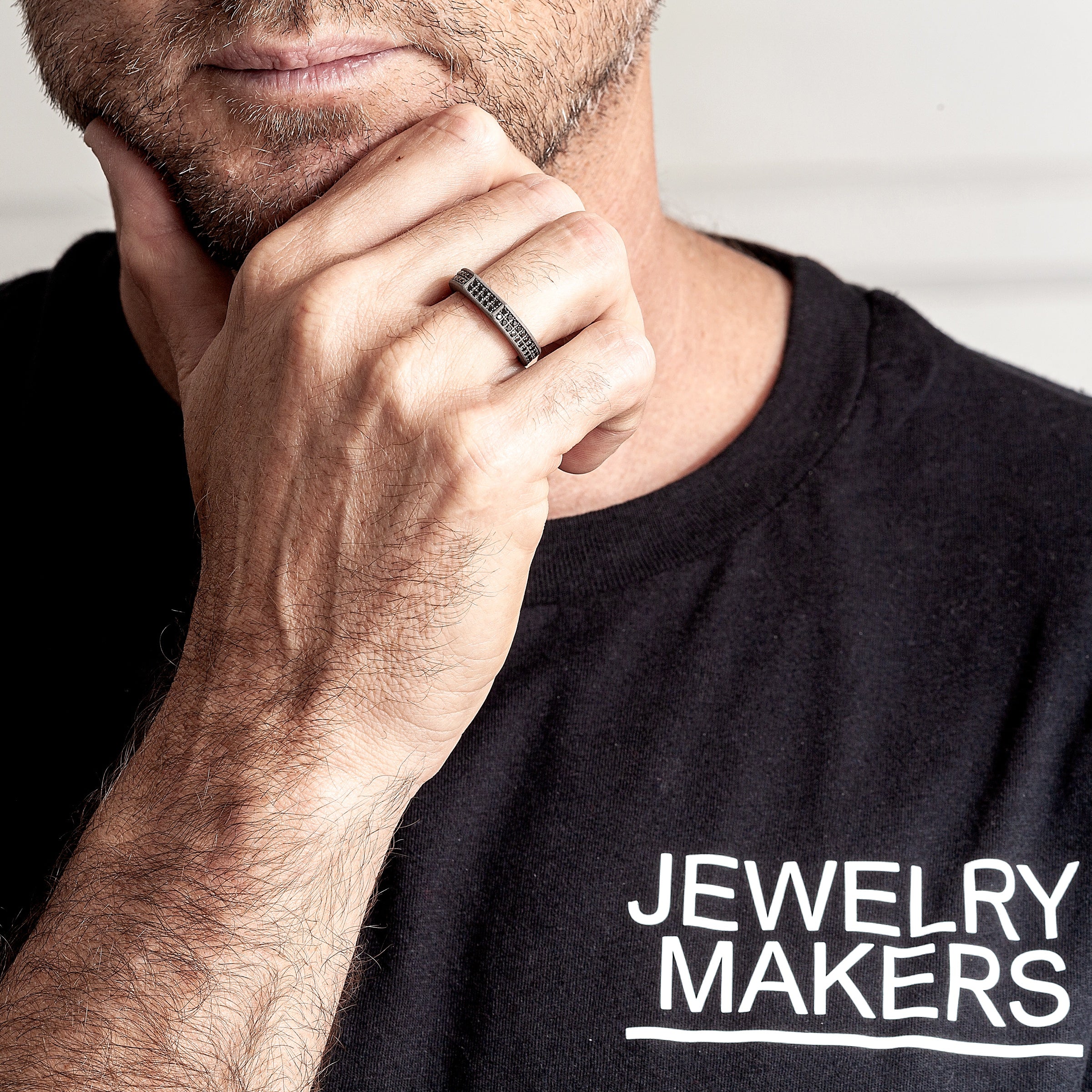 ANELLO UOMO IN TITANIO TUTTO INCASSATO E 90 BLACK. MANO Jewels