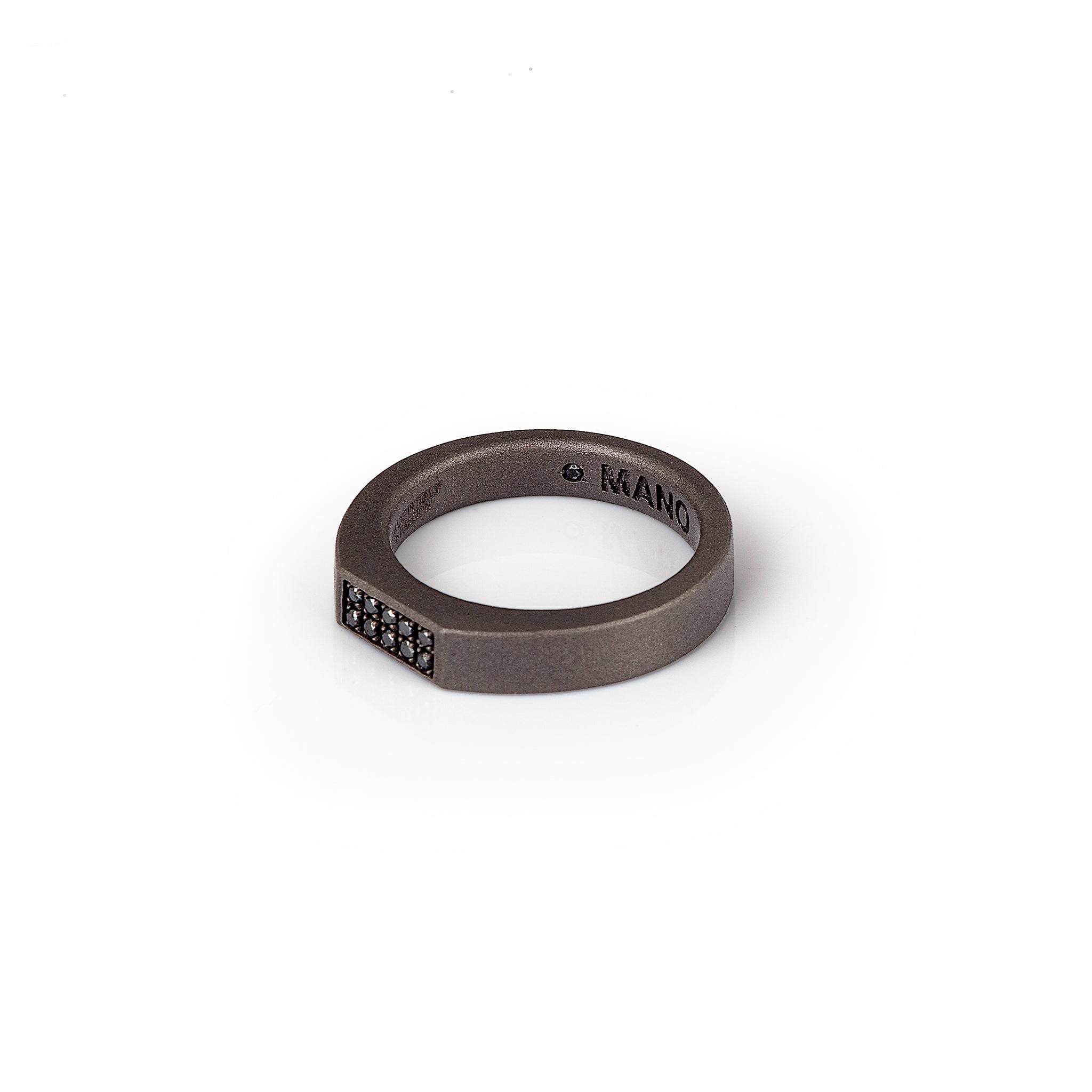 ANELLO UOMO  IN TITANIO E 10 DIAMANTI BLACK.