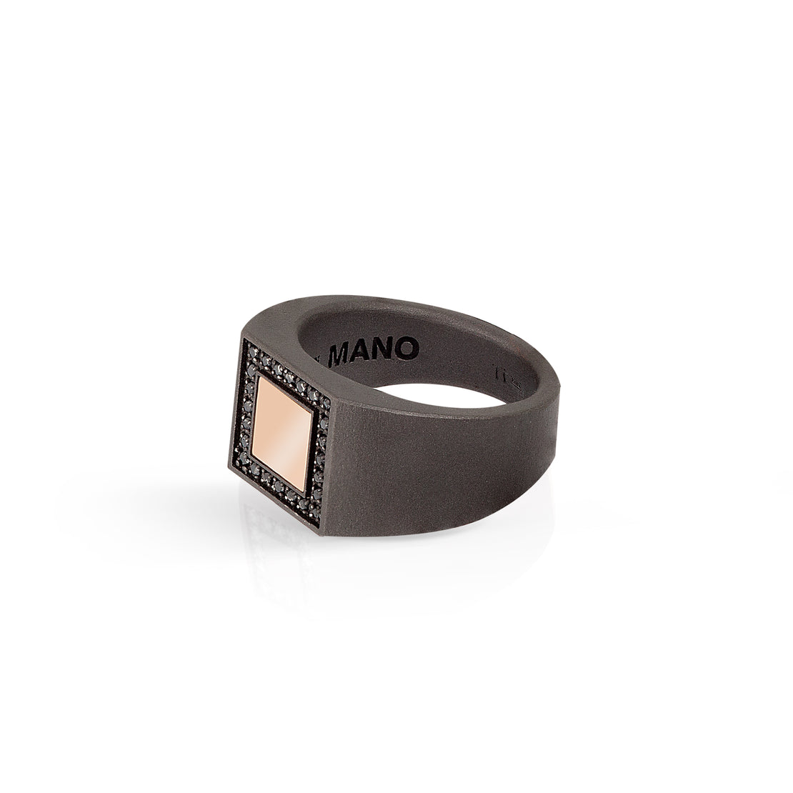 BAGUE HOMME EN TITANE, OR ROUGE ET DIAMANTS NOIRS.
