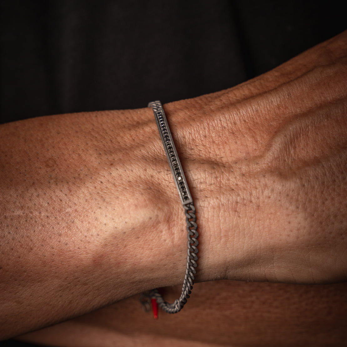 BRACELET HOMME EN TITANE AVEC BARRETTE, DIAMANTS NOIRS AVEC UNE CHAÎNE GOURMETTE ET OR ROUGE 9 KT