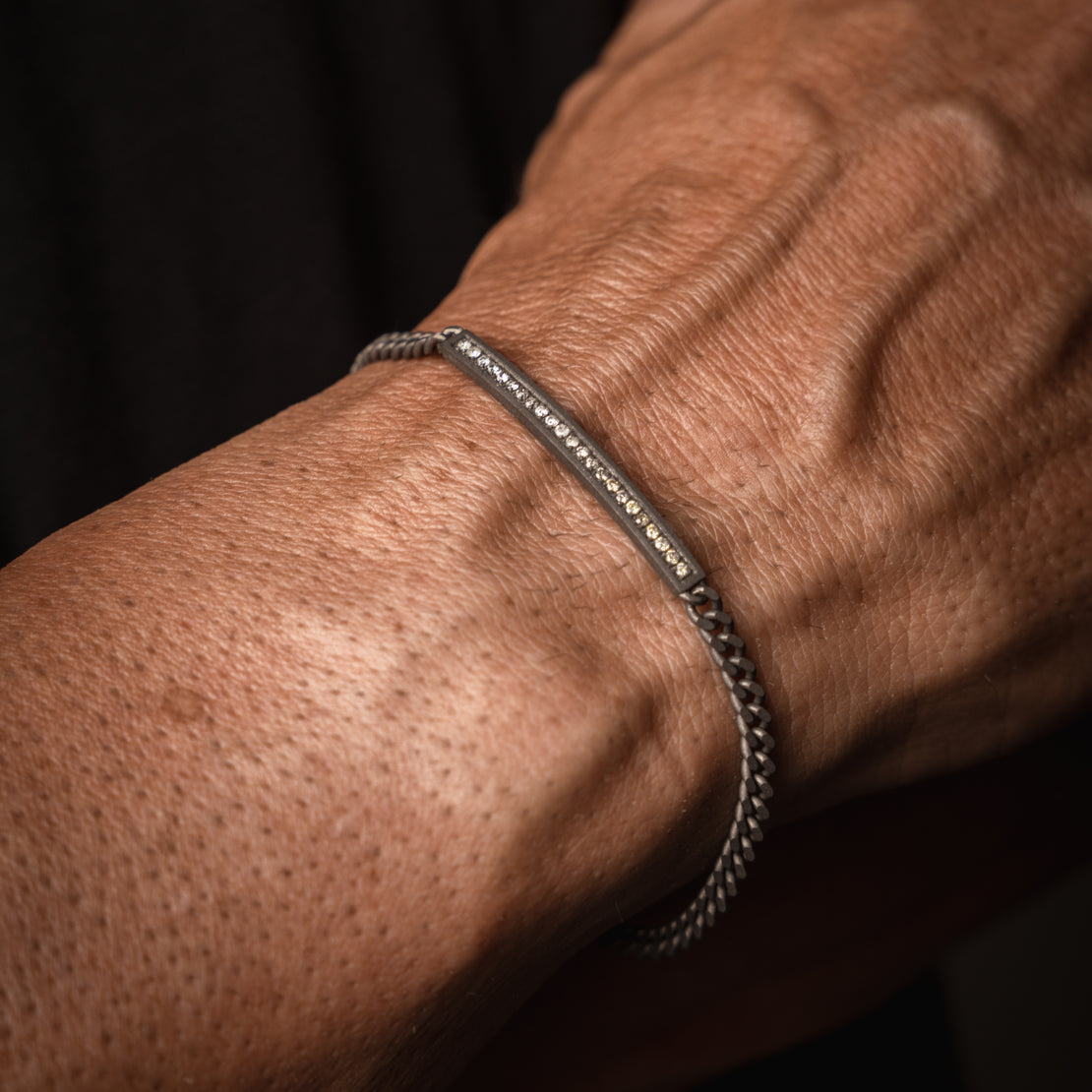 BRACELET HOMME EN TITANE AVEC BARRETTE, DIAMANTS BRUNS AVEC UNE CHAÎNE GOURMETTE ET OR ROUGE 9 KT