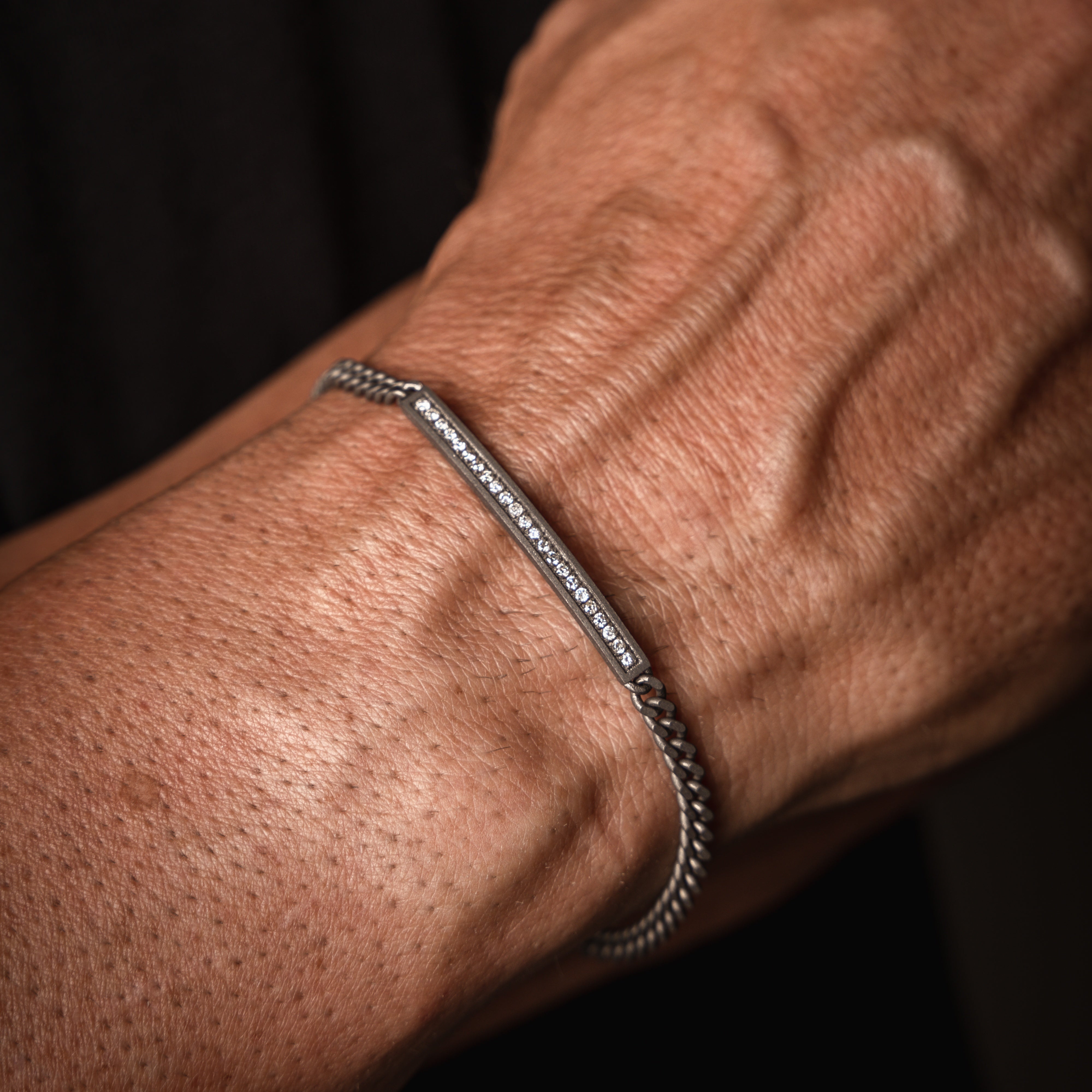BRACELET HOMME EN TITANE AVEC BARRETTE, DIAMANTS BLANCS AVEC UNE CHAÎNE GOURMETTE ET OR ROUGE 9 KT