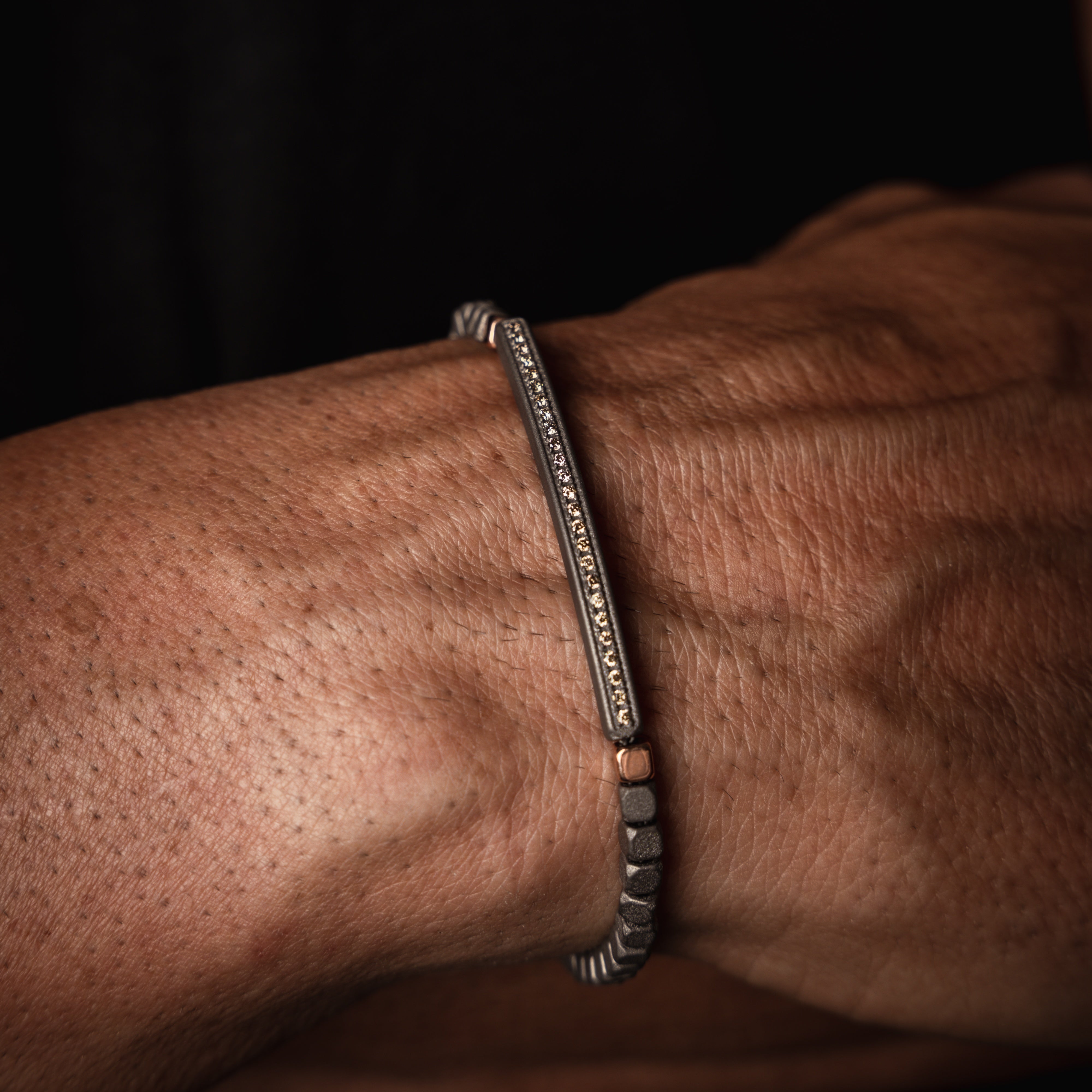 BRACELET HOMME EN TITANE, DEUX CUBES ET MOUSQUETON EN OR ROUGE 9KT ET DIAMANTS BRUNS