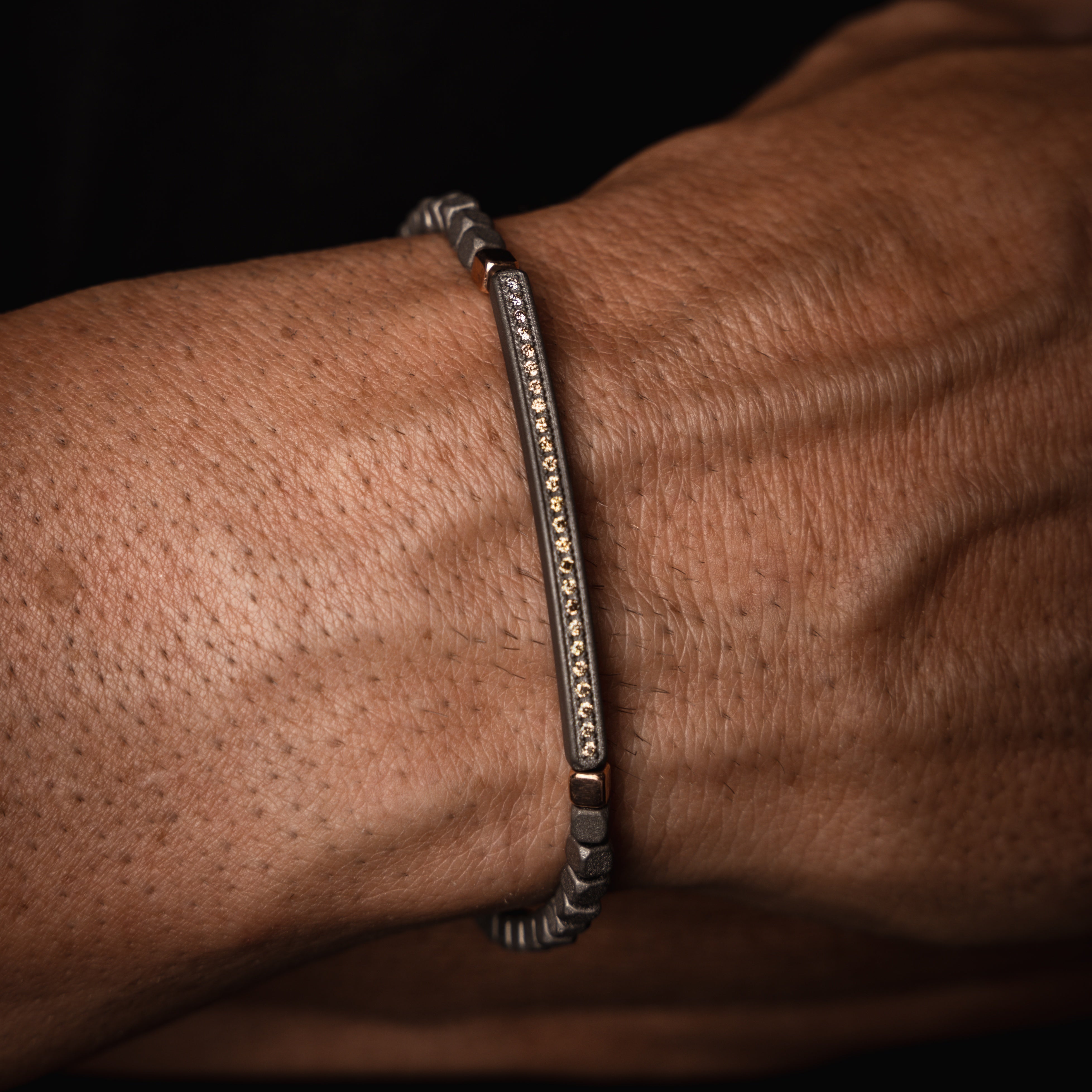 BRACELET HOMME EN TITANE, DEUX CUBES ET MOUSQUETON EN OR ROUGE 9KT ET DIAMANTS BRUNS