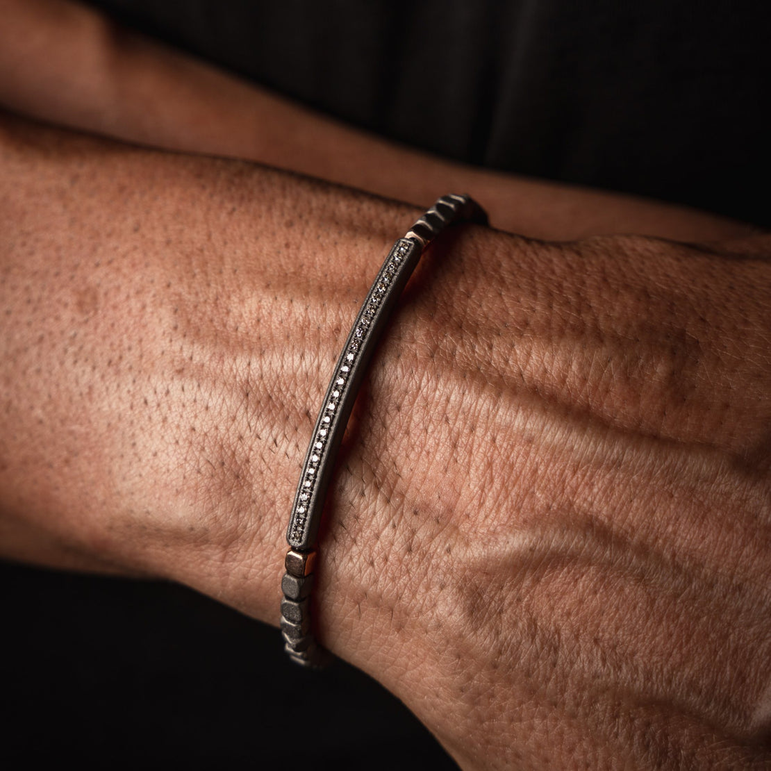 BRACCIALE UOMO IN TITANIO, 2 CUBI E MOSCHETTONE IN ORO ROSSO 9KT E DIAMANTI WHITE