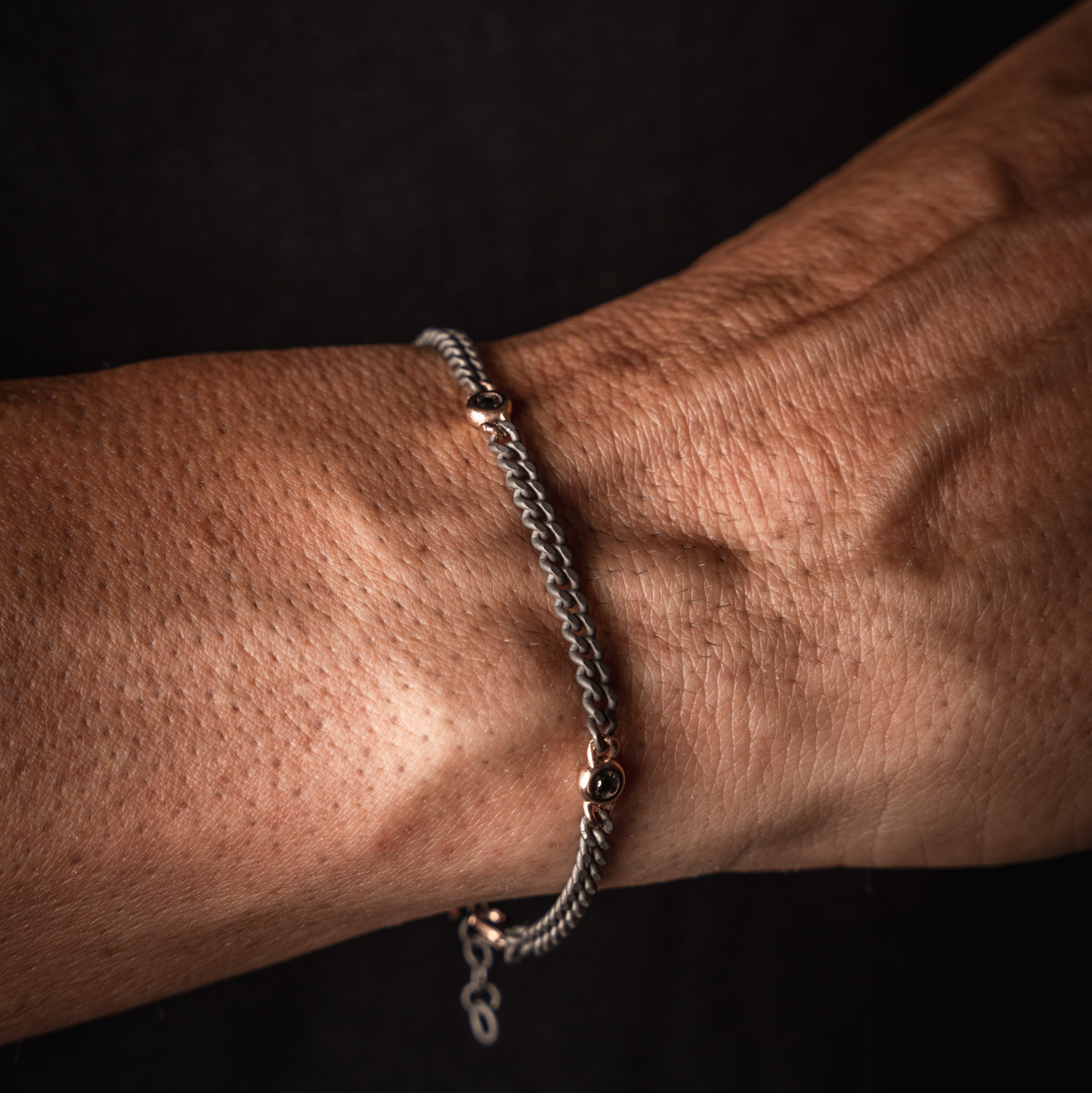 BRACCIALE UOMO IN TITANIO CON 3 PUNTI LUCE, DIAMANTI BLACK E UNA CATENA GROUMETTE, ORO ROSSO 9KT