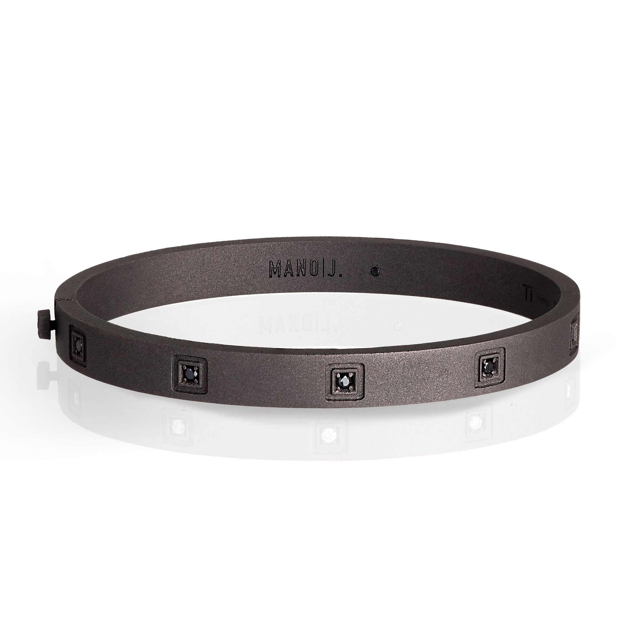 BRACCIALE UOMO RIGIDO A MANETTA IN TITANIO E 5 DIAMANTI BLACK