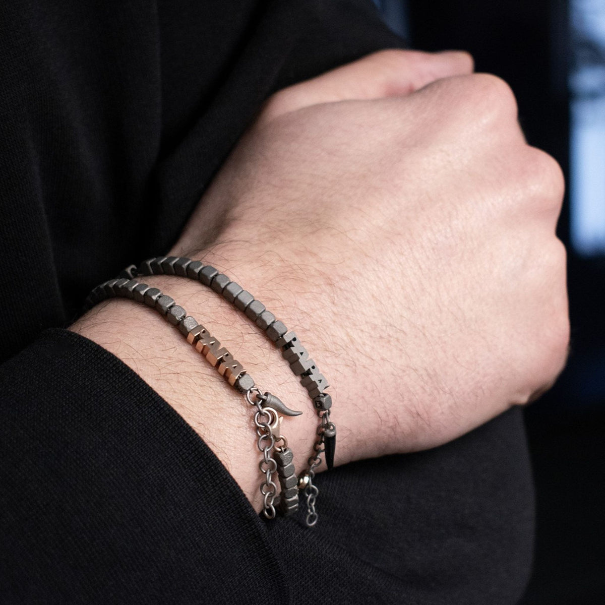 BRACCIALE CON PAPA' IN TITANIO, ORO ROSSO 9KT E CORNETTO SMALTATO NERO