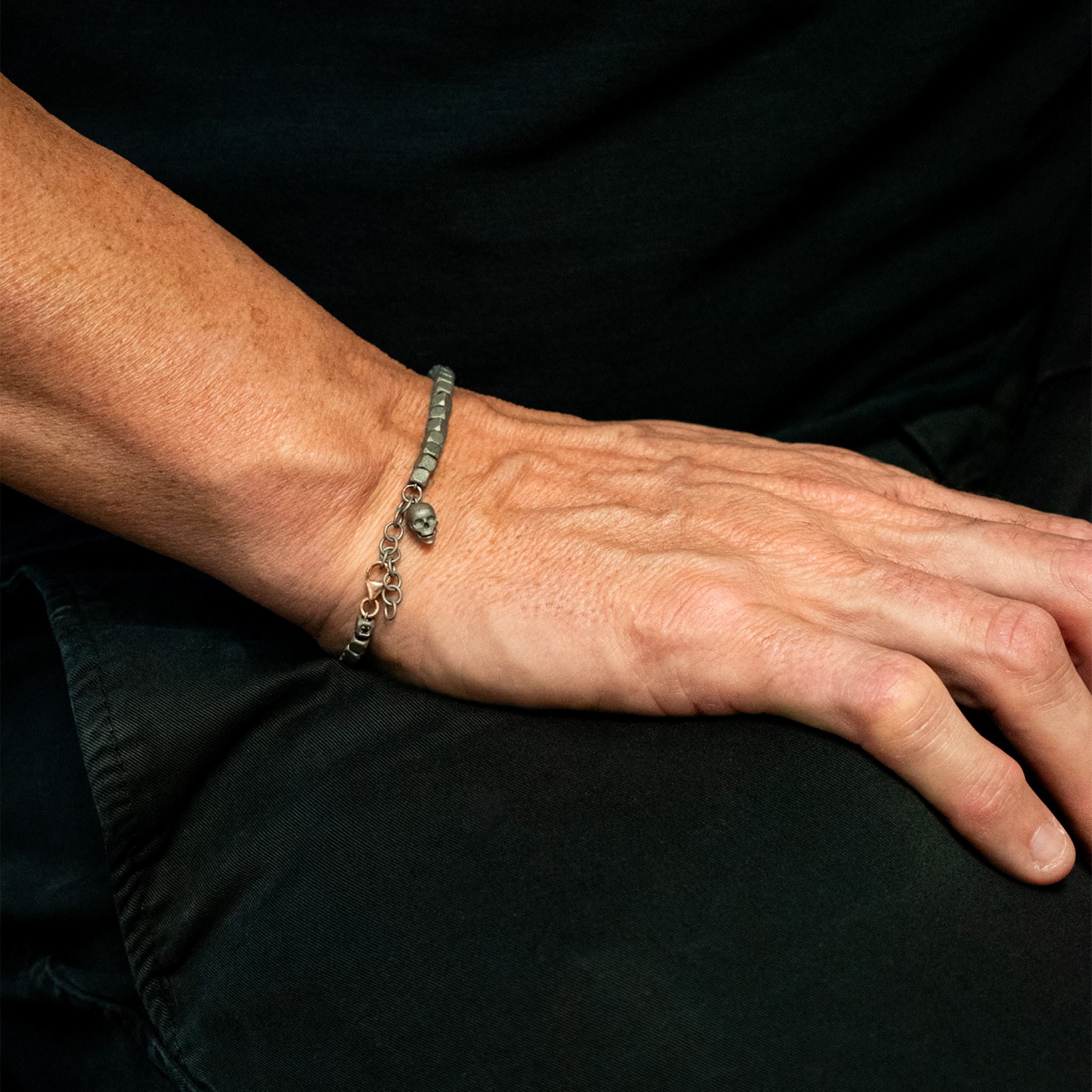 BRACCIALE UOMO CUBY E TESCHIETTO IN TITANIO, E MOSCHETTONE IN ORO ROSSO 9KT
