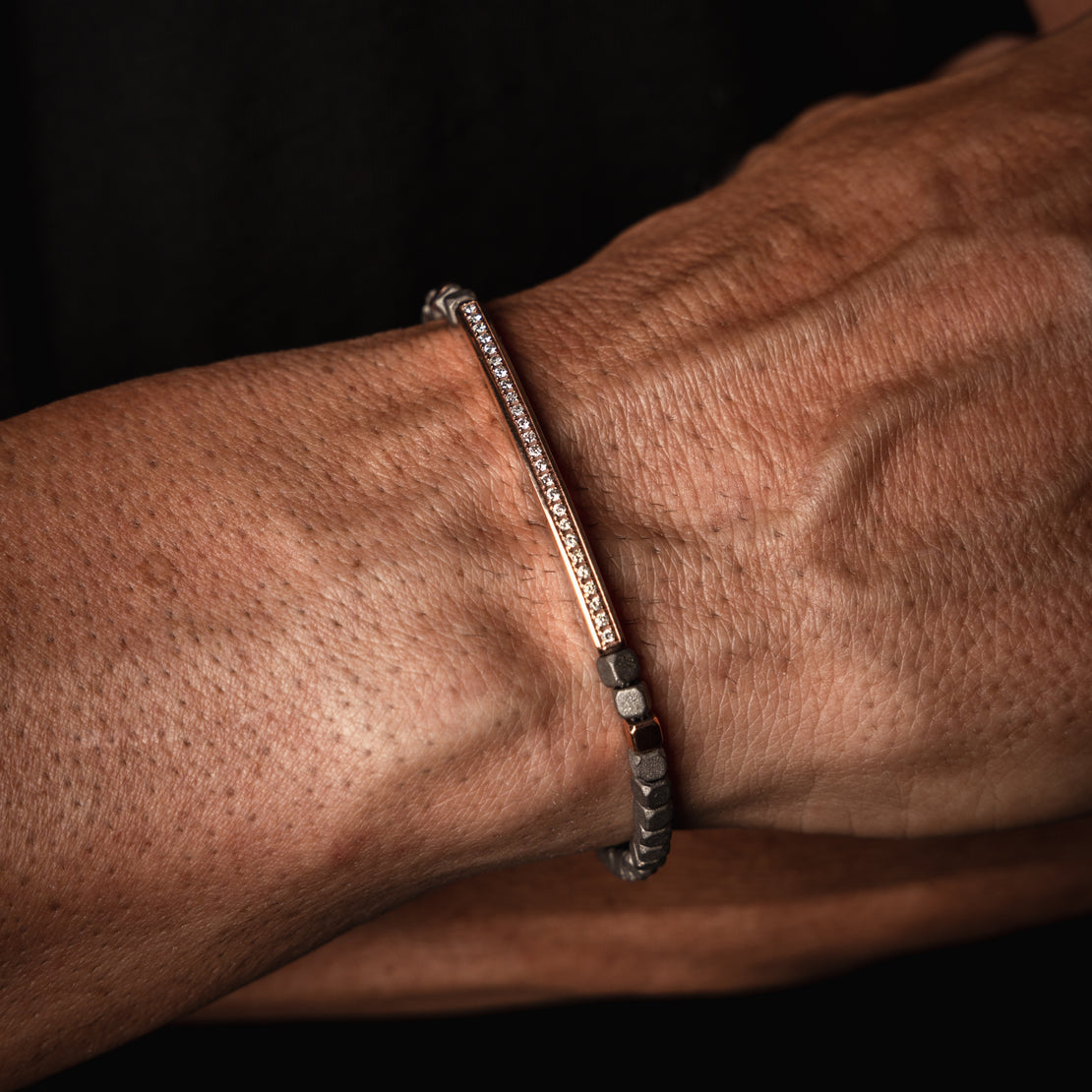 BRACELET HOMME EN TITANE, BARRETTE ET 2 CUBES EN OR ROUGE 9KT  ET DIAMANTS BLANCS