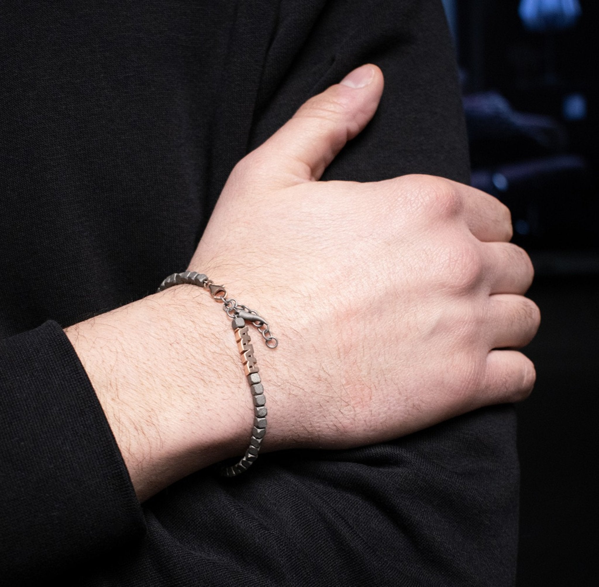 BRACCIALE DA UOMO IN TITANIO CON PAPA' IN ORO ROSSO 9KT E CORNETTO TITANIO