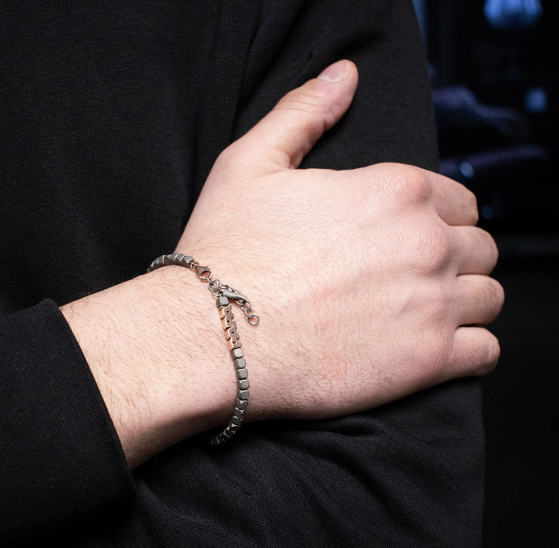 BRACELET DE HOMME EN TITANE AVEC PAPA EN OR ROUGE 9KT ET CORNE PORTE-BONHEUR TITANE