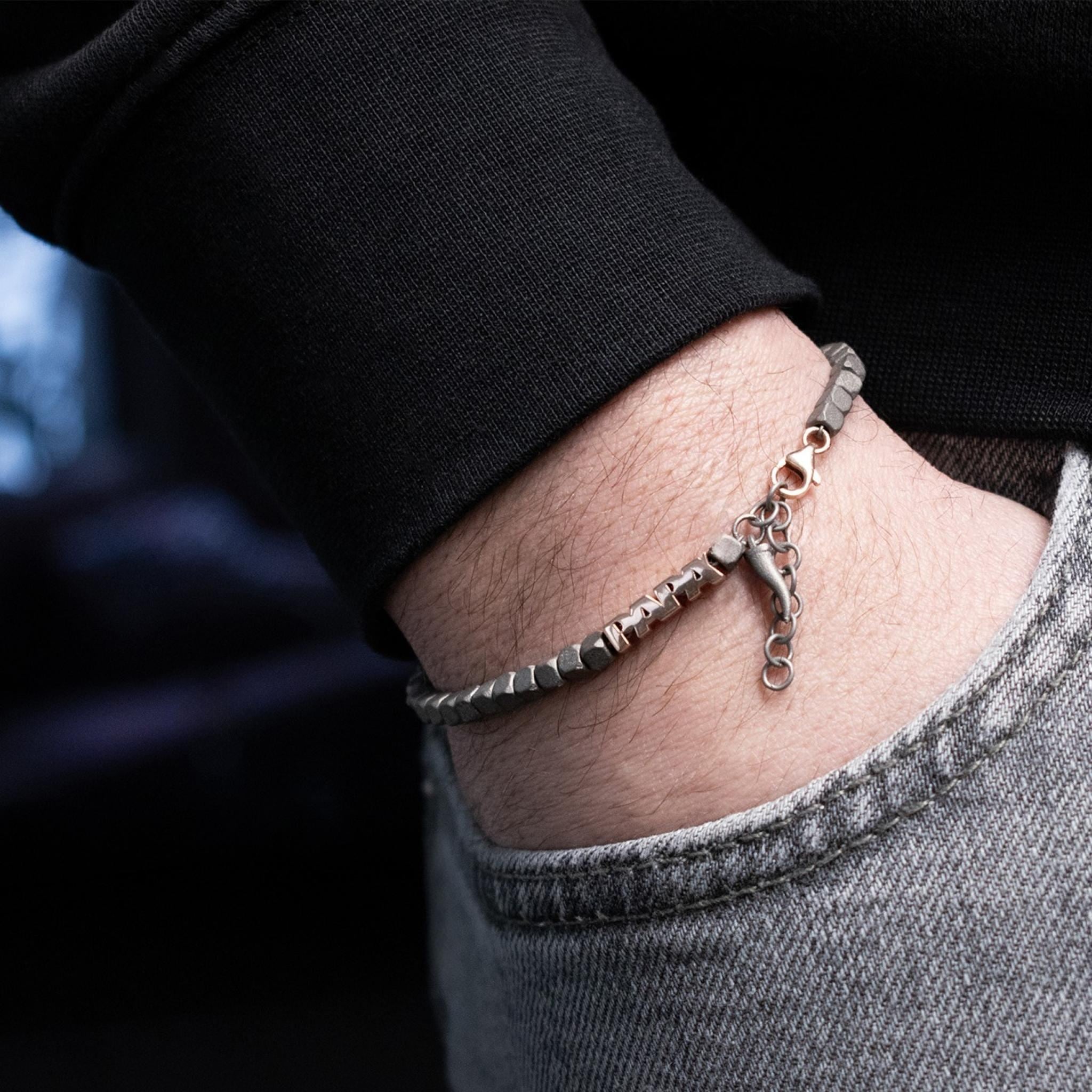BRACCIALE DA UOMO IN TITANIO CON PAPA' IN ORO ROSSO 9KT E CORNETTO TITANIO