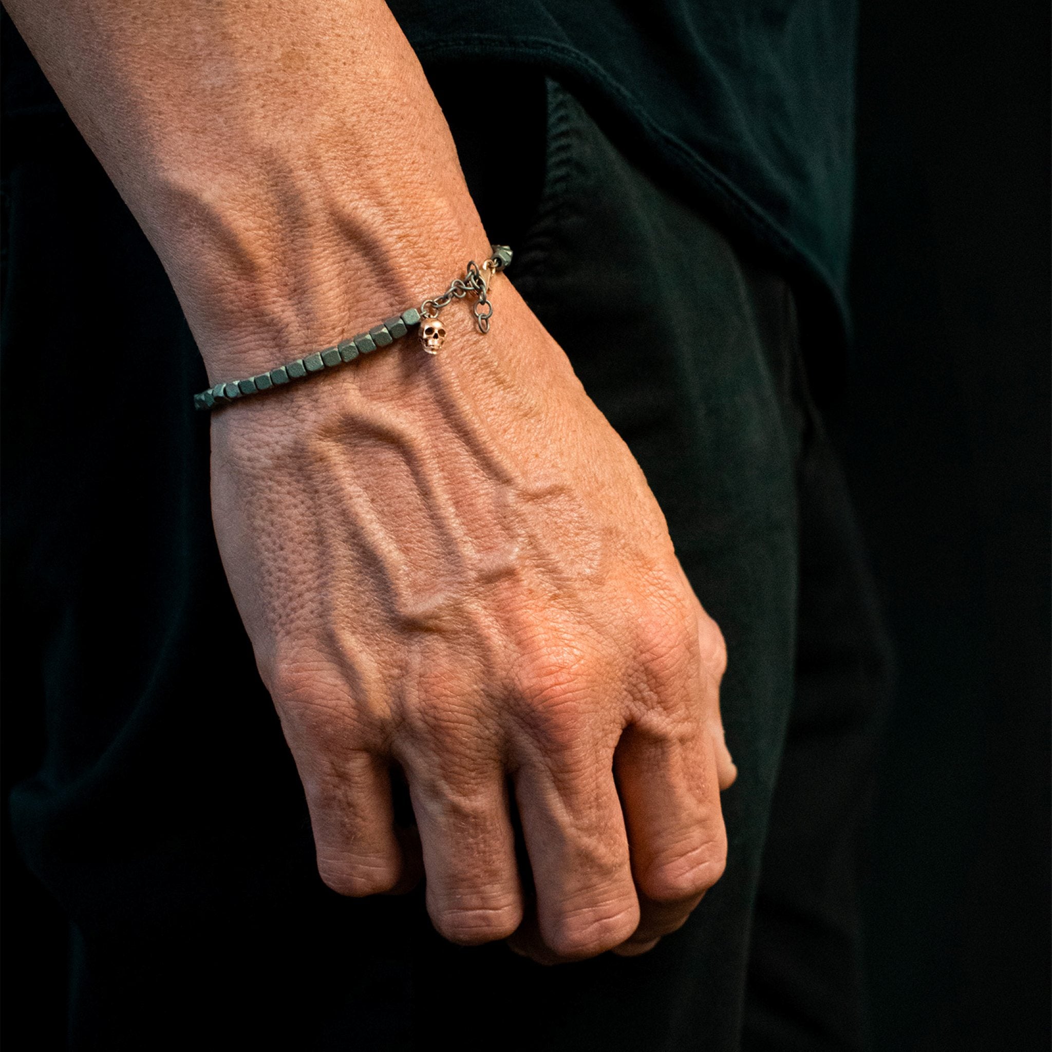 BRACCIALE UOMO CUBY IN TITANIO, TESCHIETTO E MOSCHETTONE IN ORO ROSSO 9KT