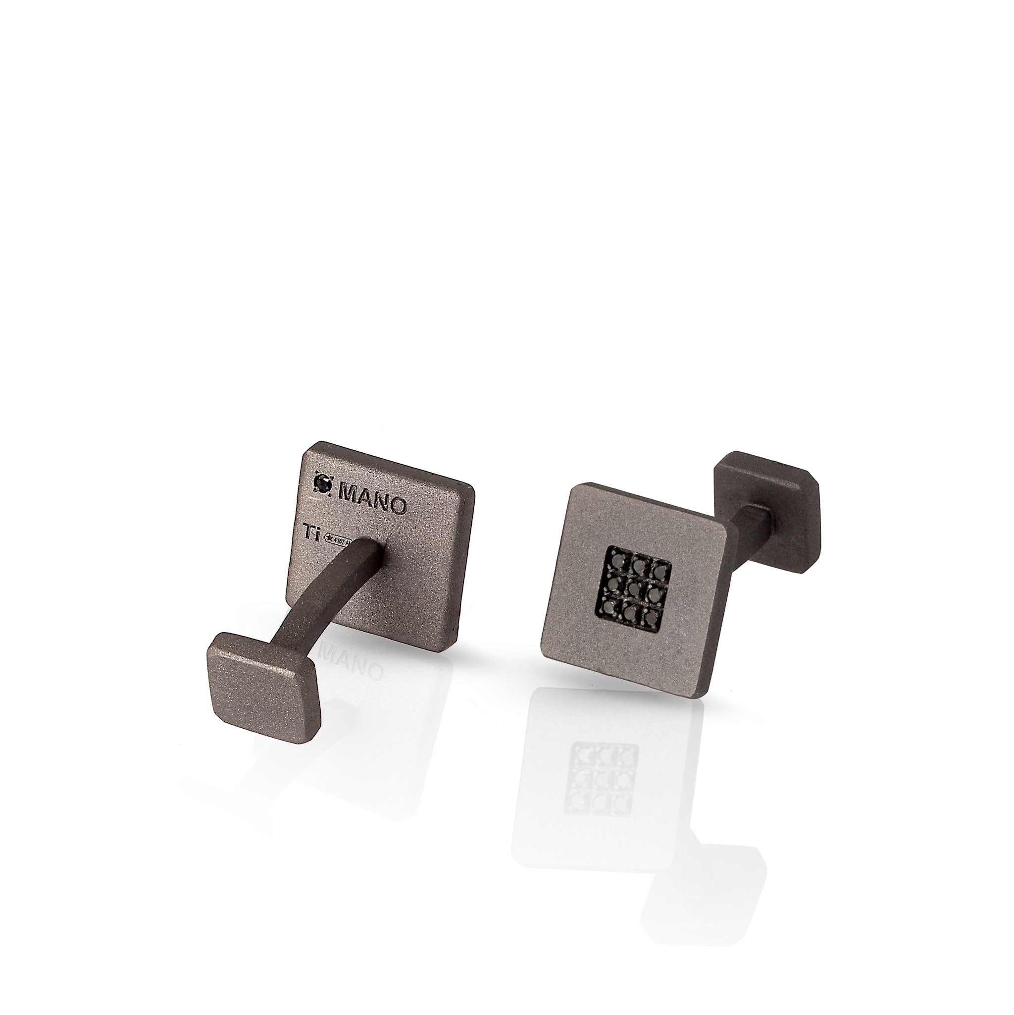 BOUTONS DE MANCHETTE EN TITANE ET 18 DIAMANTS NOIRS DE 1 POINT