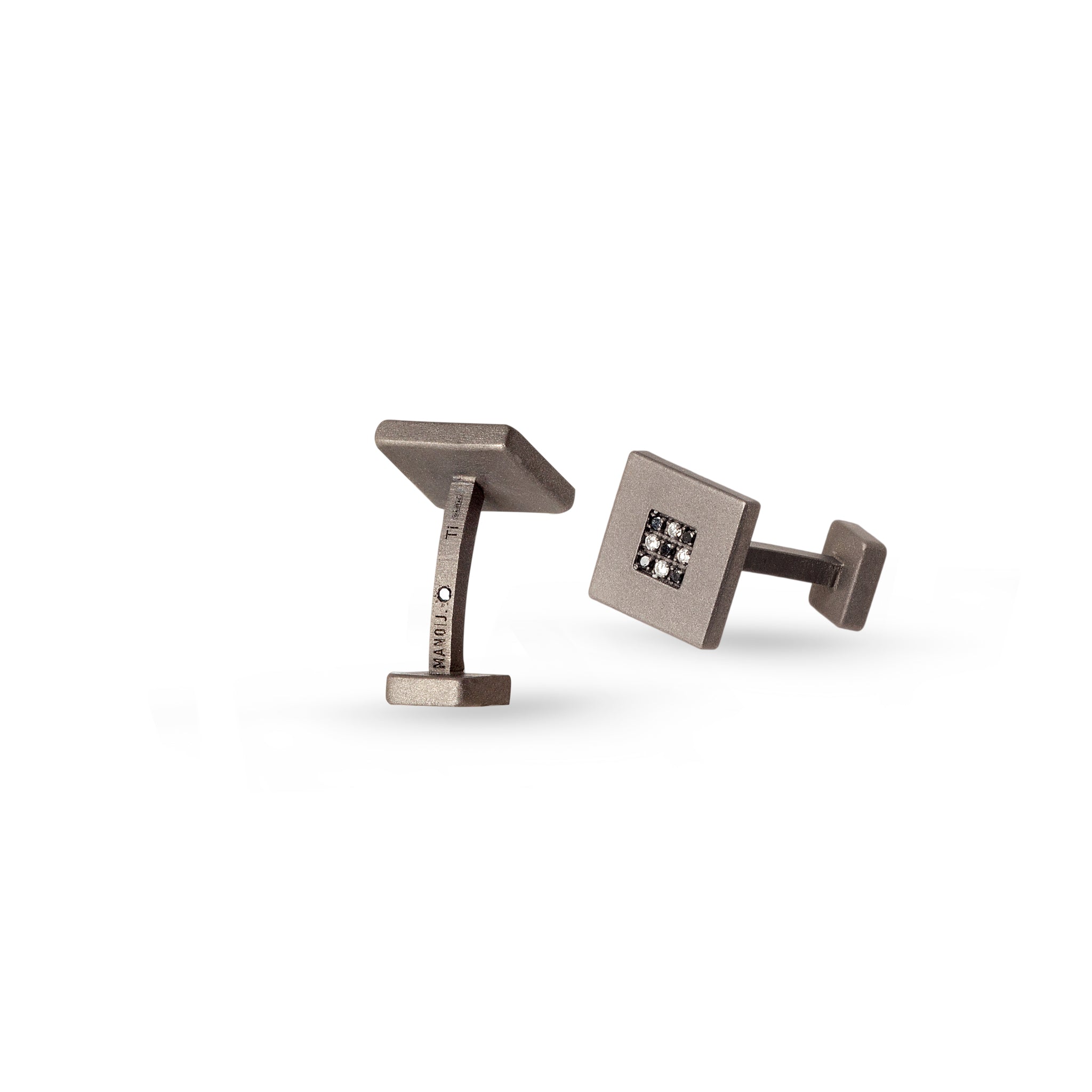 BOUTONS DE MANCHETTE EN TITANE ET 18 DIAMANTS NOIRS DE 1 POINT