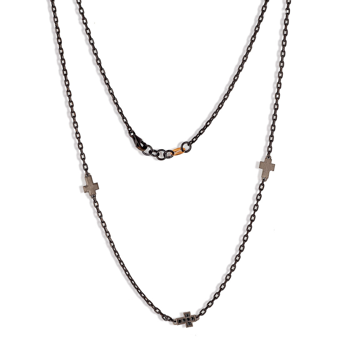 COLLIER HOMME EN TITANE COMPOSÉ DE 3 CROIX  ET DIAMANTS NOIRS, OR ROUGE 9 KT ET CHAÎNE.