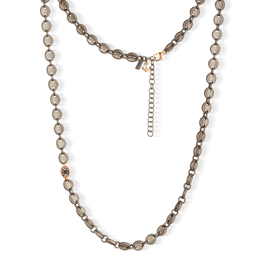 COLLIER HOMME AVEC MAILLES MARINE EN TITANE, UN MAILLON ET UNE ANCRE EN OR ROUGE 9 KT AVEC DIAMANTS NOIRS
