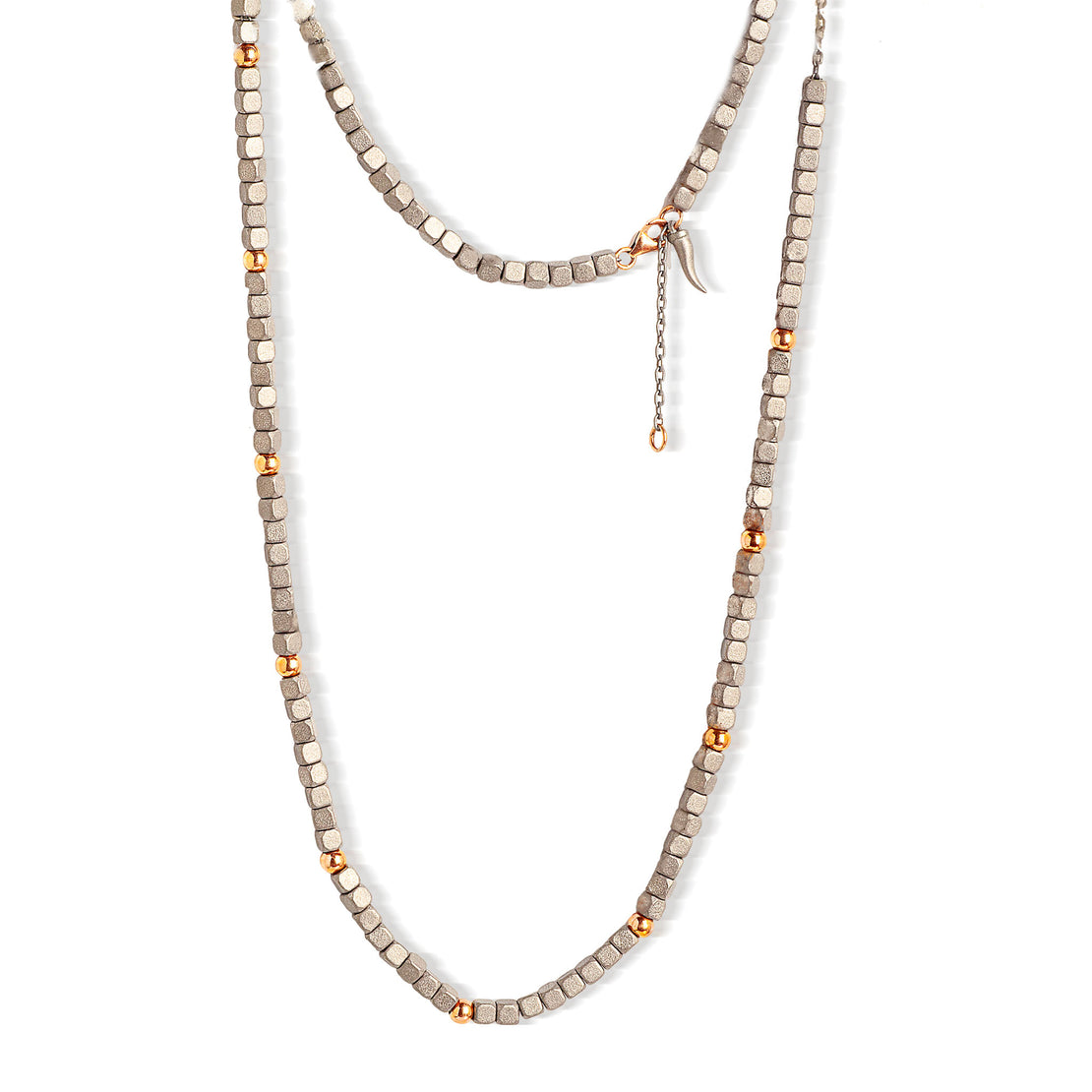 COLLIER HOMME CUBES EN TITANE, 10 SPHÈRES OR ROUGE 9 KT ET CORNE PORTE-BONHEUR TITANE