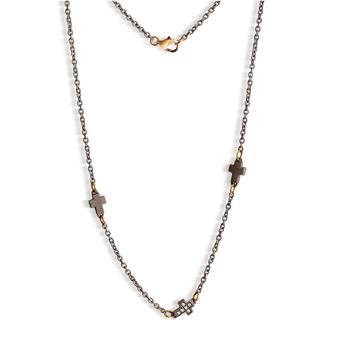 COLLIER HOMME EN TITANE COMPOSÉ DE 3 CROIX ET DIAMANTS BLANCS, OR ROUGE 9 KT ET CHAÎNE.