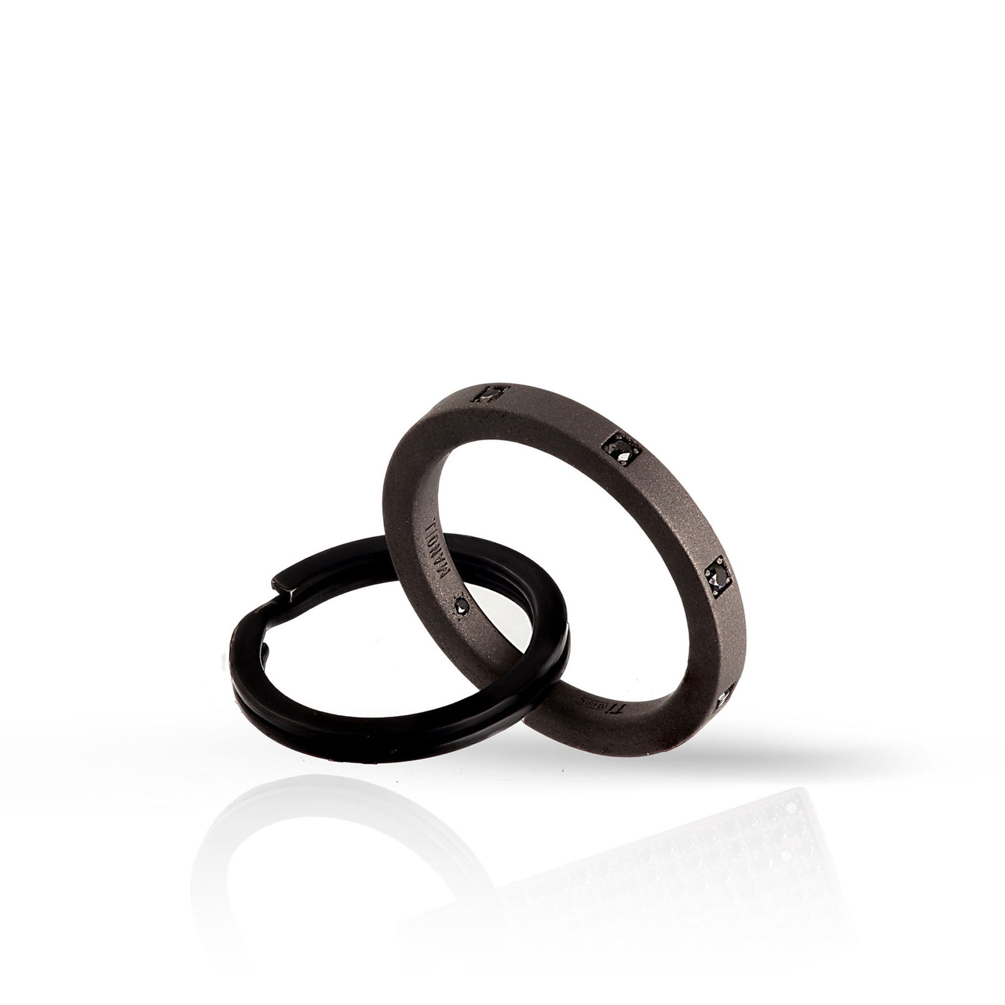 PORTACHIAVI IN TITANIO TONDO E 8 DIAMANTI BLACK DA 3 PUNTI