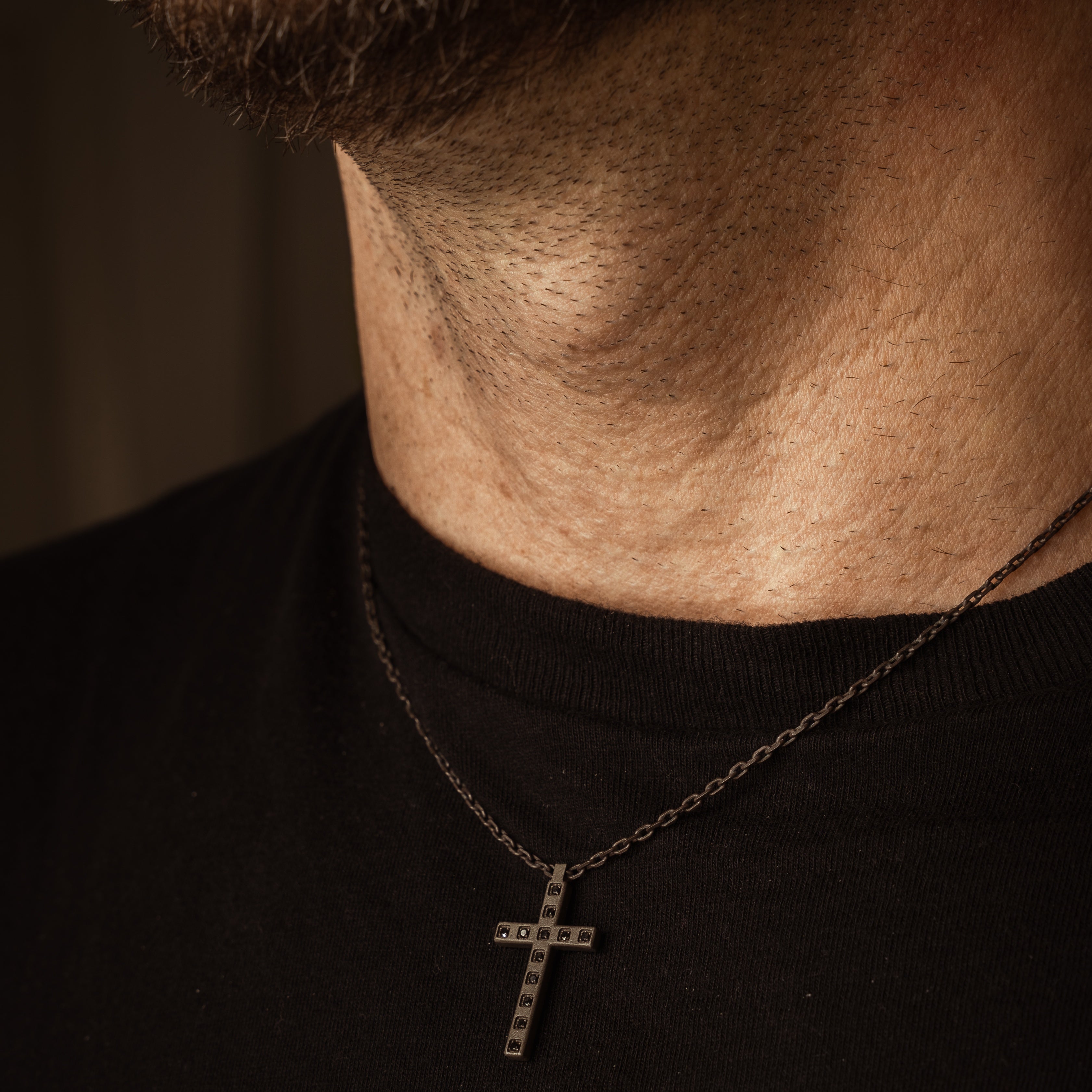 CROIX TITANE, 12 DIAMANTS NOIRS ET OR ROUGE 9 KT ET CHAÎNE.