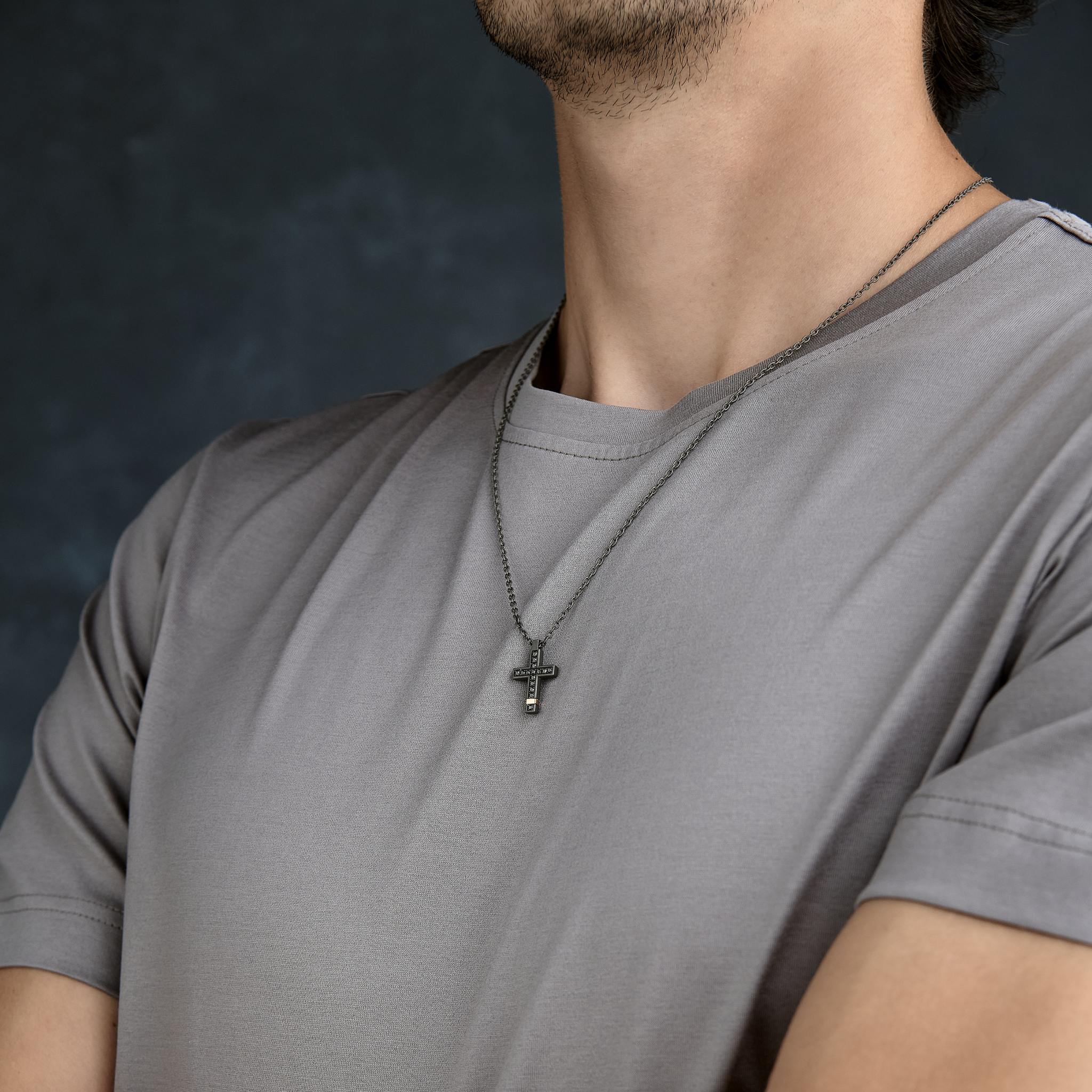 COLLANA CON CROCE MEDIA IN TITANIO, ORO ROSSO 18 KT, ORO ROSSO 9 KT, DIAMANTI BLACK E CATENA.