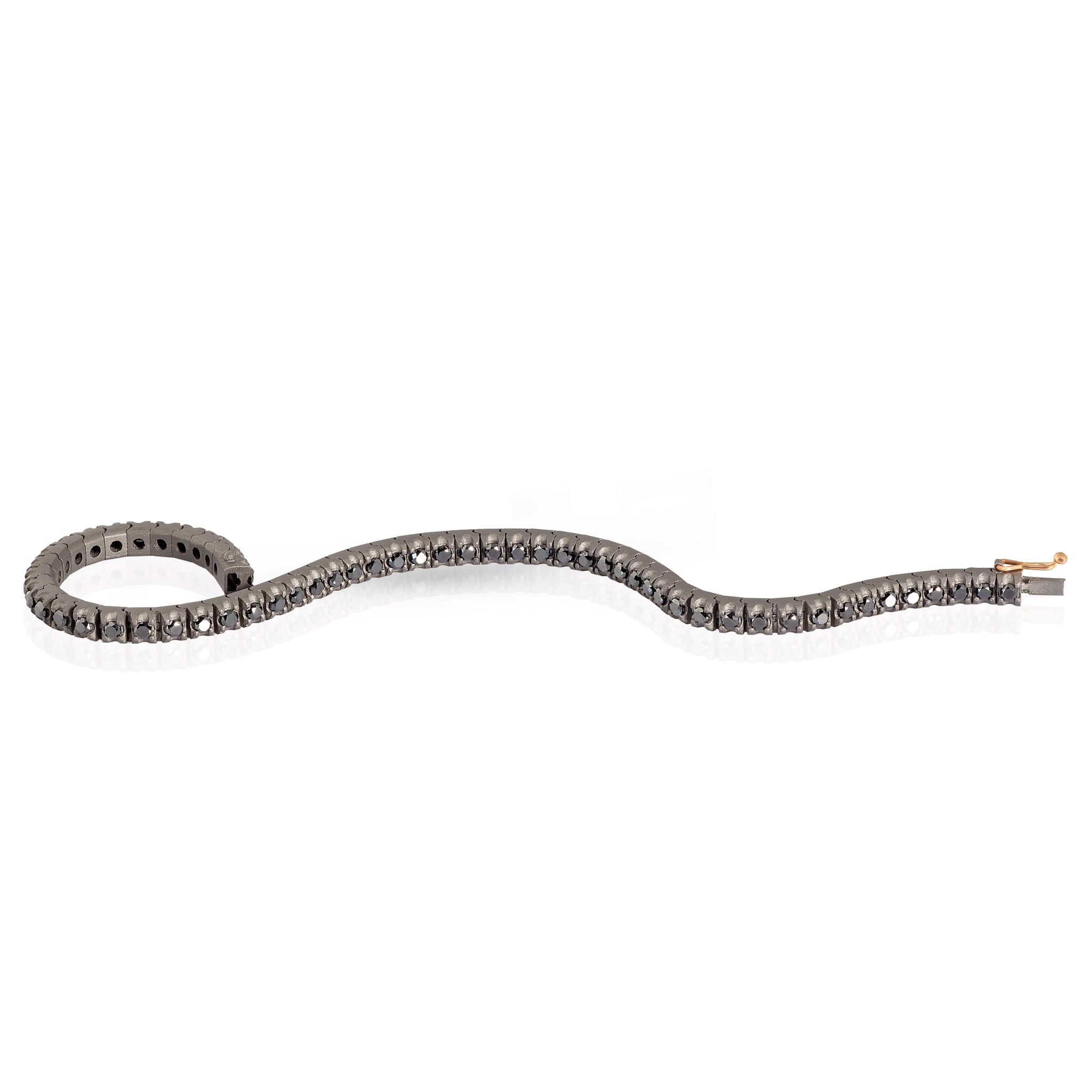 BRACELET TENNIS CLASSIQUE EN TITANE, OR ROUGE 18 KT ET DIAMANTS NOIRS DE 5 POINTS.