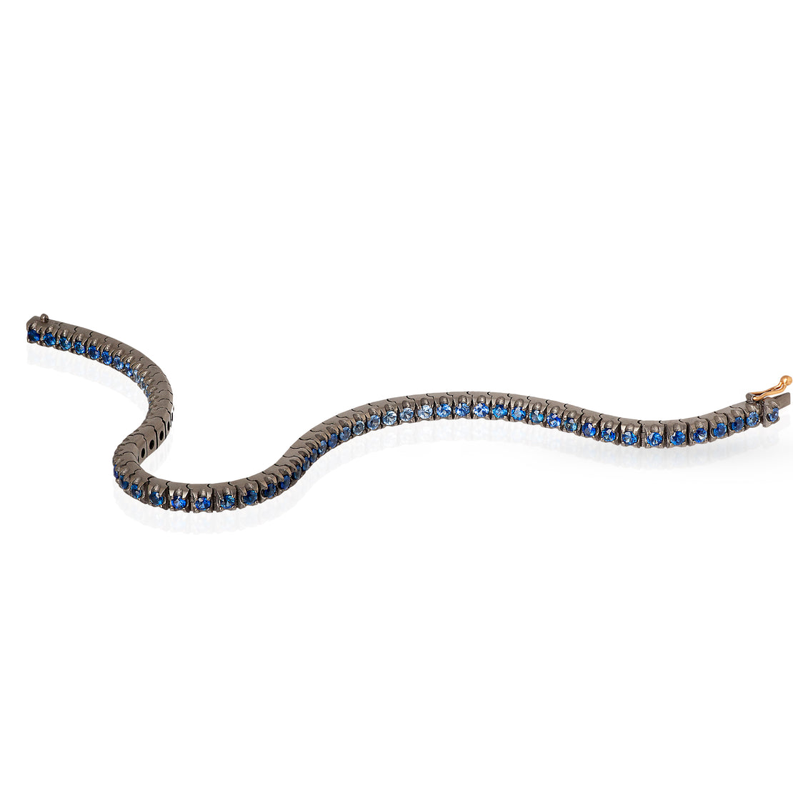 BRACELET TENNIS CLASSIQUE EN TITANE, OR ROUGE 18 KT ET SAPHIRS BLEUS DÉGRADÉS DE 5 POINTS