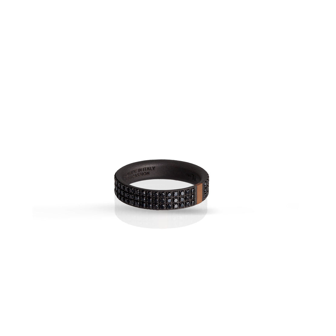 BAGUE HOMME EN TITANE, OR ROUGE 18 KT ET 3 RANGÉES DE DIAMANTS NOIRS