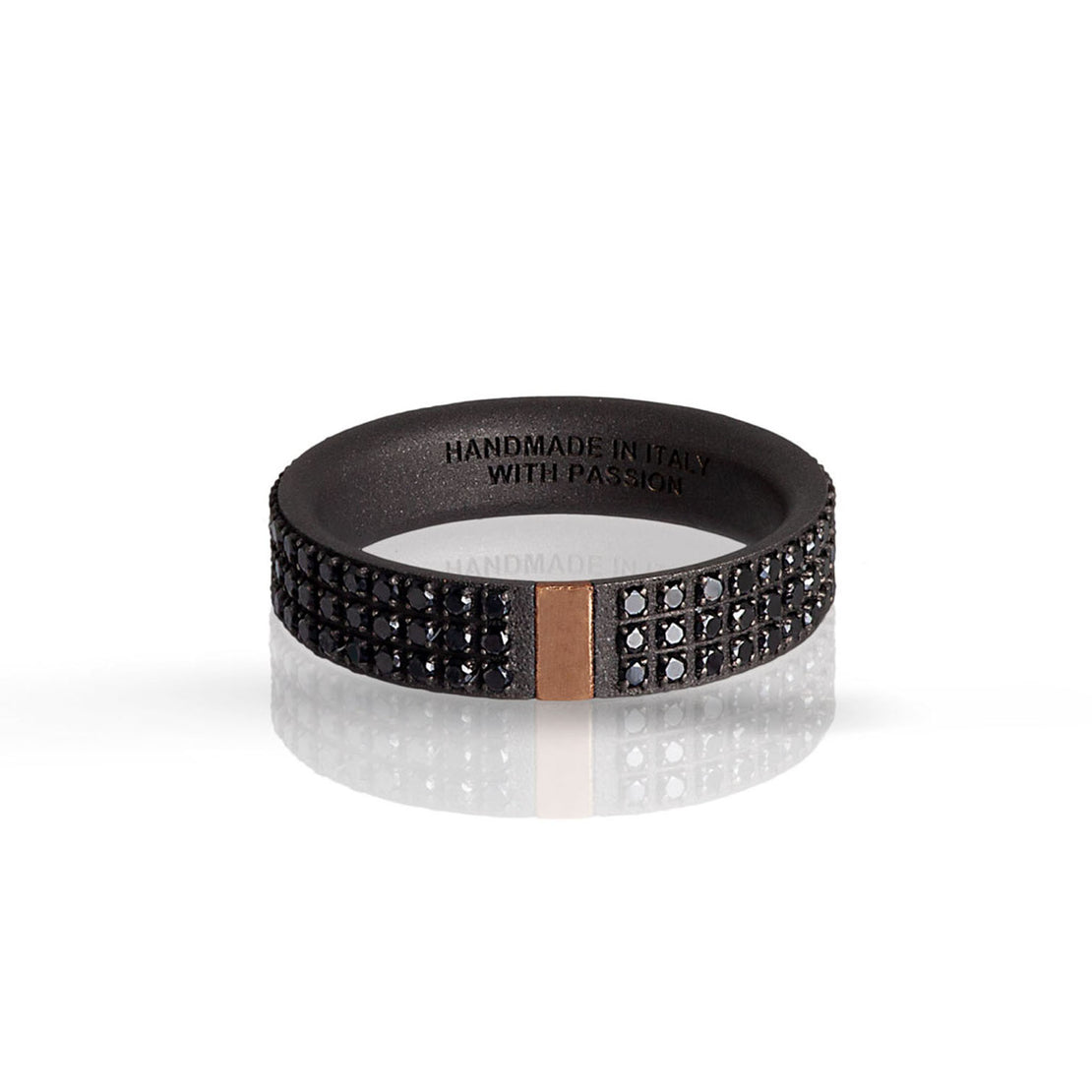 BAGUE HOMME EN TITANE, OR ROUGE 18 KT ET 3 RANGÉES DE DIAMANTS NOIRS