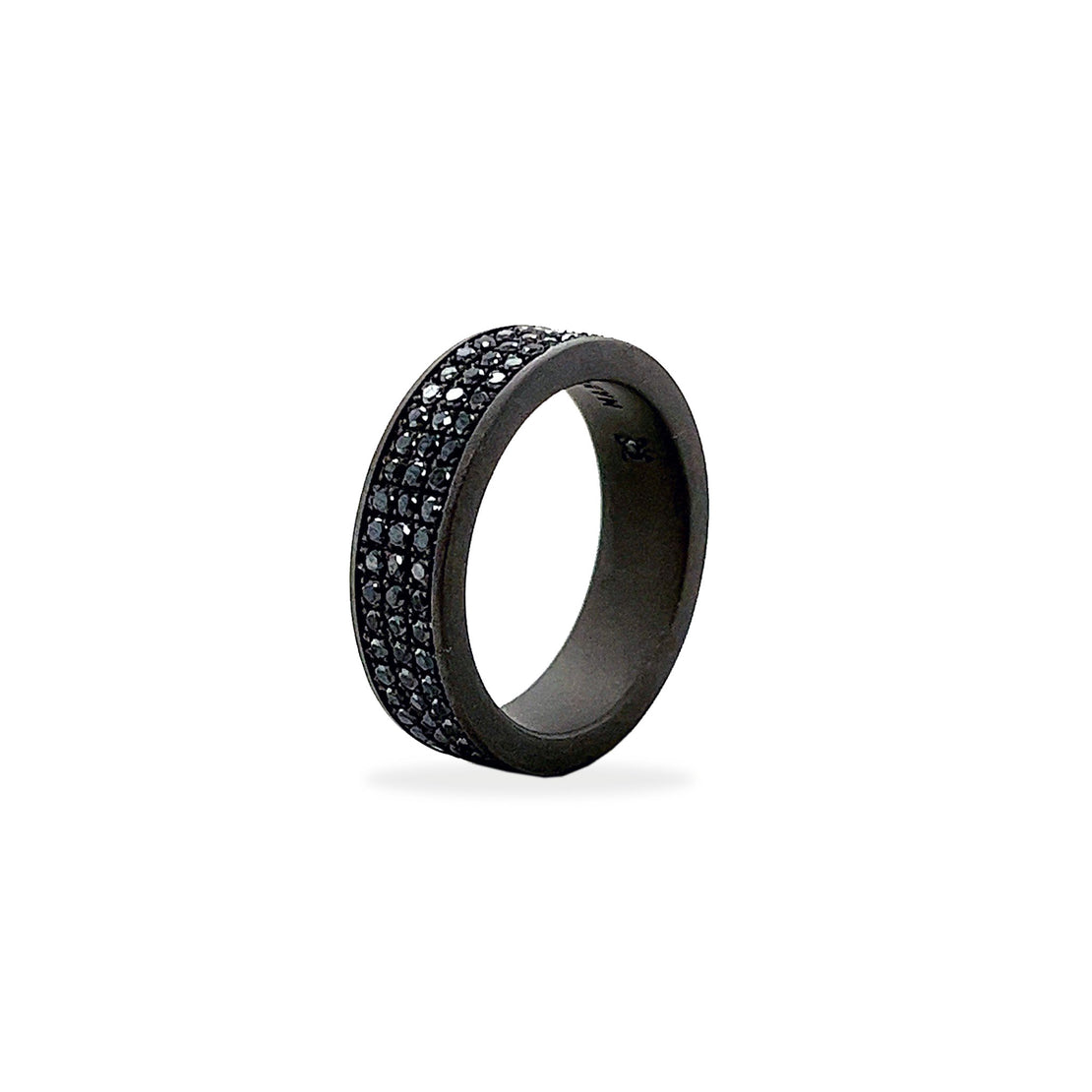 BAGUE DE HOMME EN TITANE À JONC PLAT AVEC TROIS RANGÉES DE DIAMANTS NOIRS