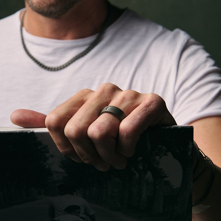 SOLITAIRE HOMME À JONC PLAT EN TITANE AVEC DIAMANT BLANC DE 10 POINTS