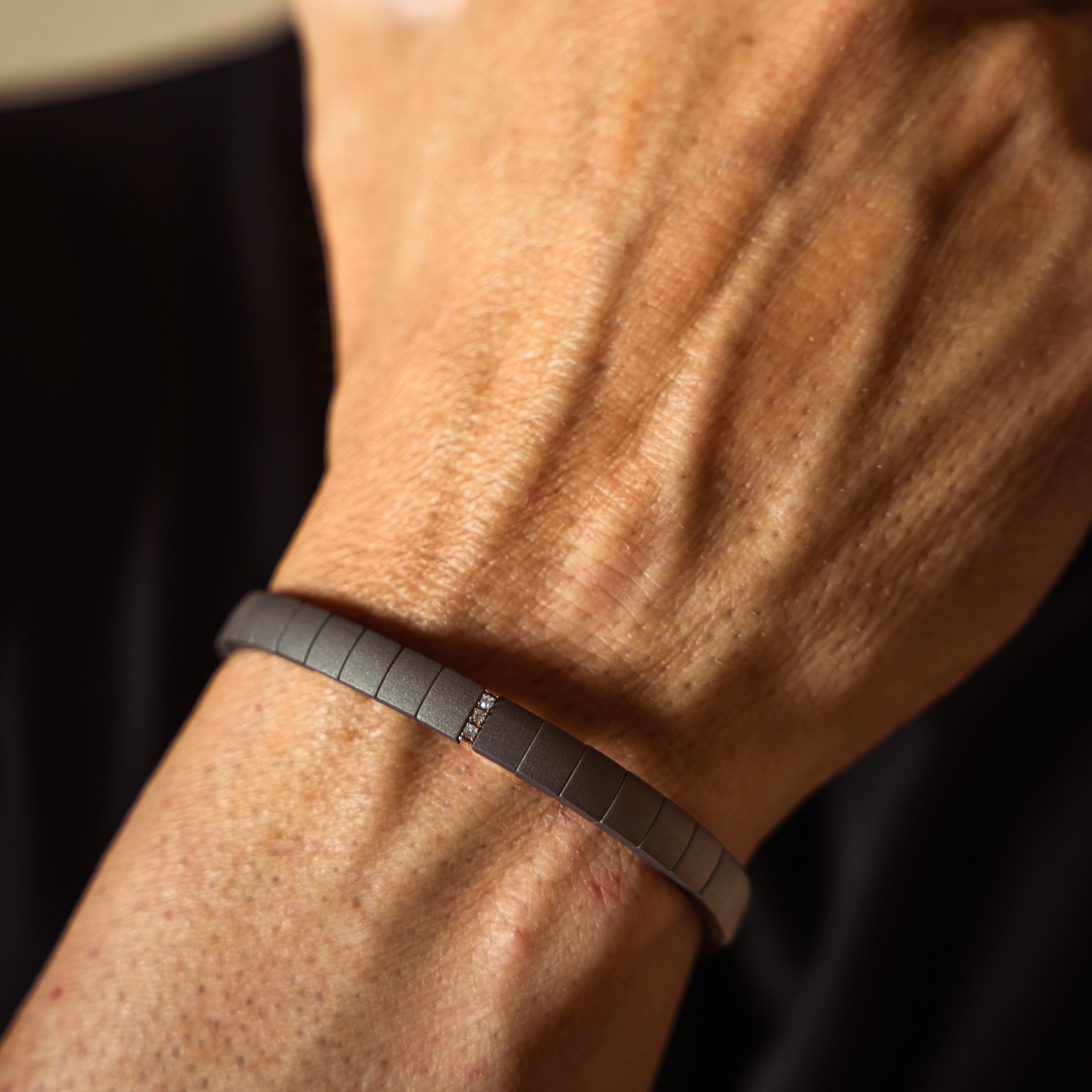 BRACCIALE IN TITANIO A DOPPIA MOLLA CON MODULO IN ORO ROSSO 9 KT E DIAMANTI WHITE