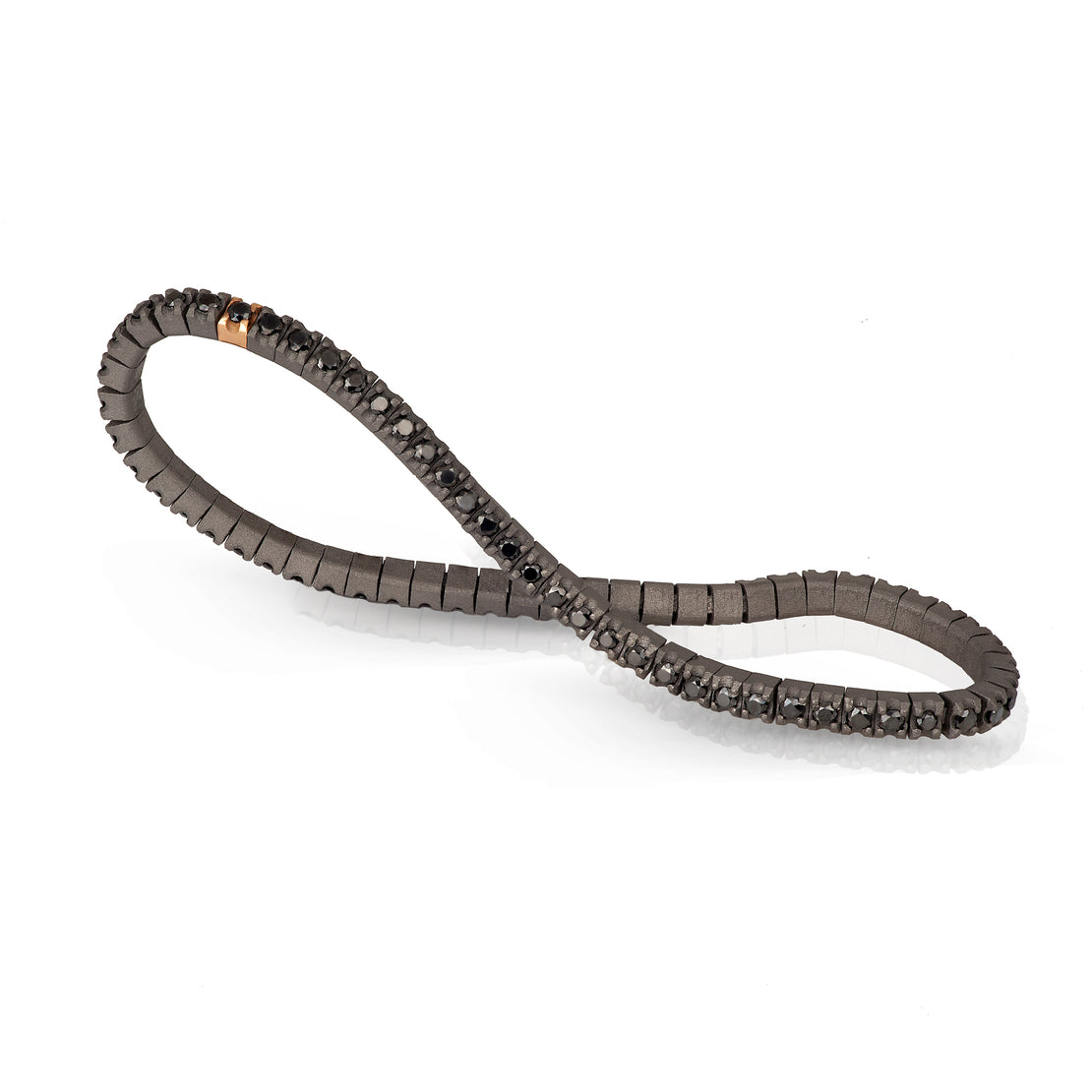 BRACELET TENNIS EN TITANE, OR ROUGE 18 KT ET DIAMANTS NOIRS DE 3 POINTS.