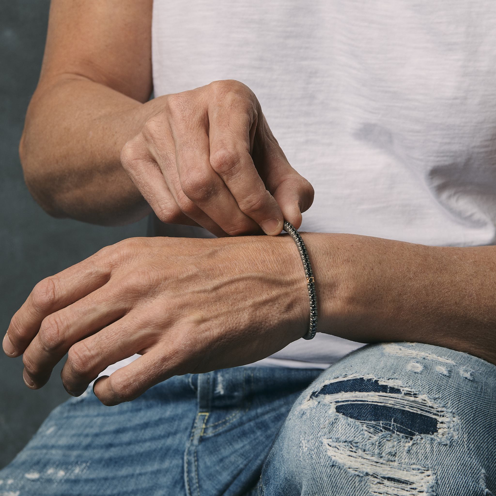 BRACCIALE TENNIS IN TITANIO, ORO ROSSO 18 KT E DIAMANTI BLACK DA 3 PUNTI.