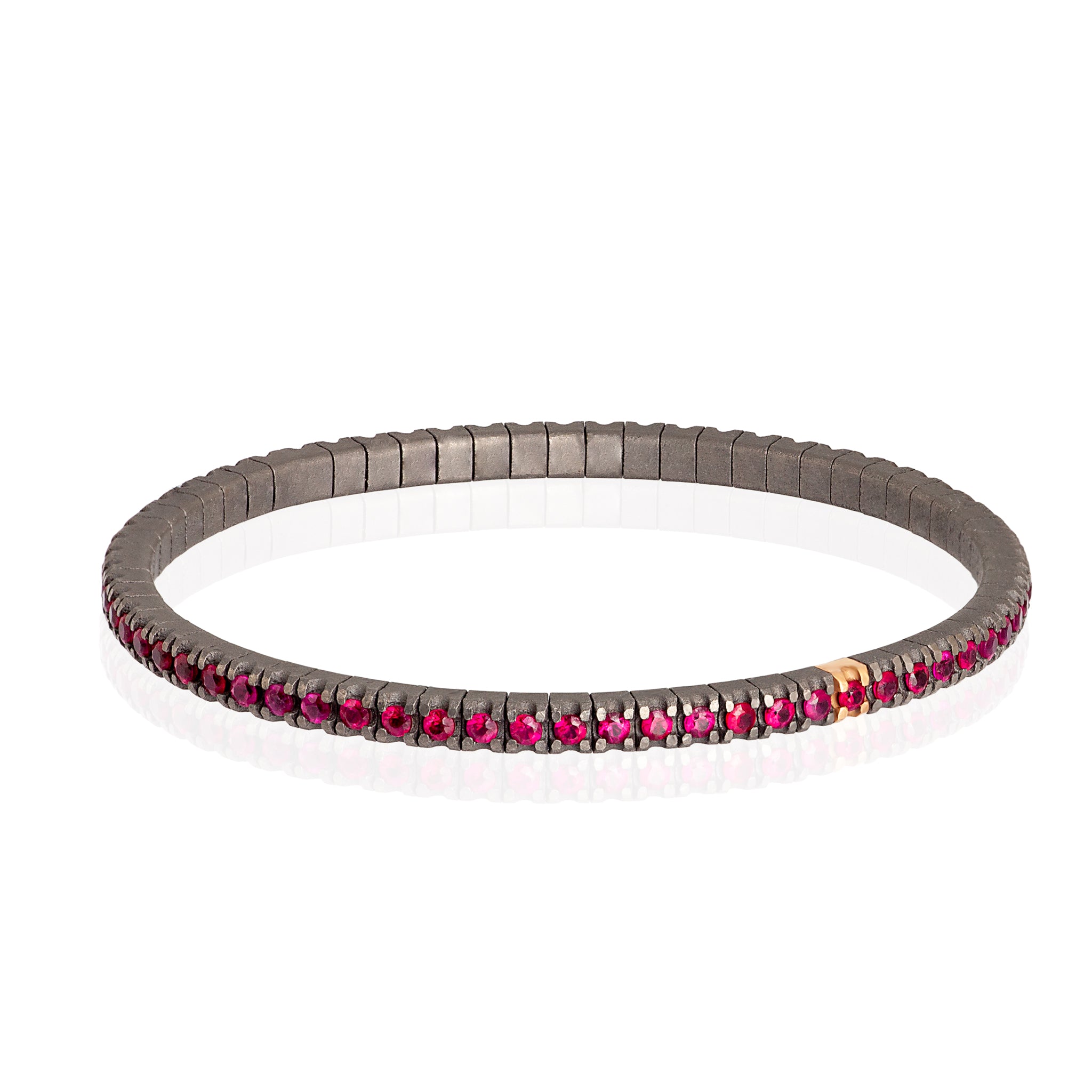 BRACELET TENNIS EN TITANE, OR ROUGE 18 KT ET RUBIS DE 5 POINTS.