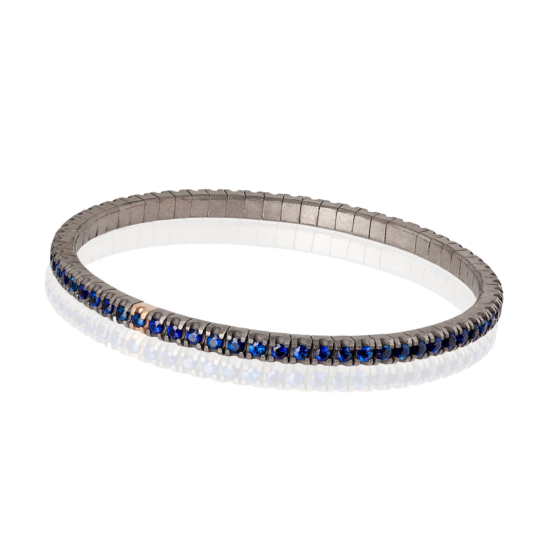 BRACELET TENNIS EN TITANE, OR ROUGE 18 KT ET SAPHIRS BLEUS DE 5 POINTS.