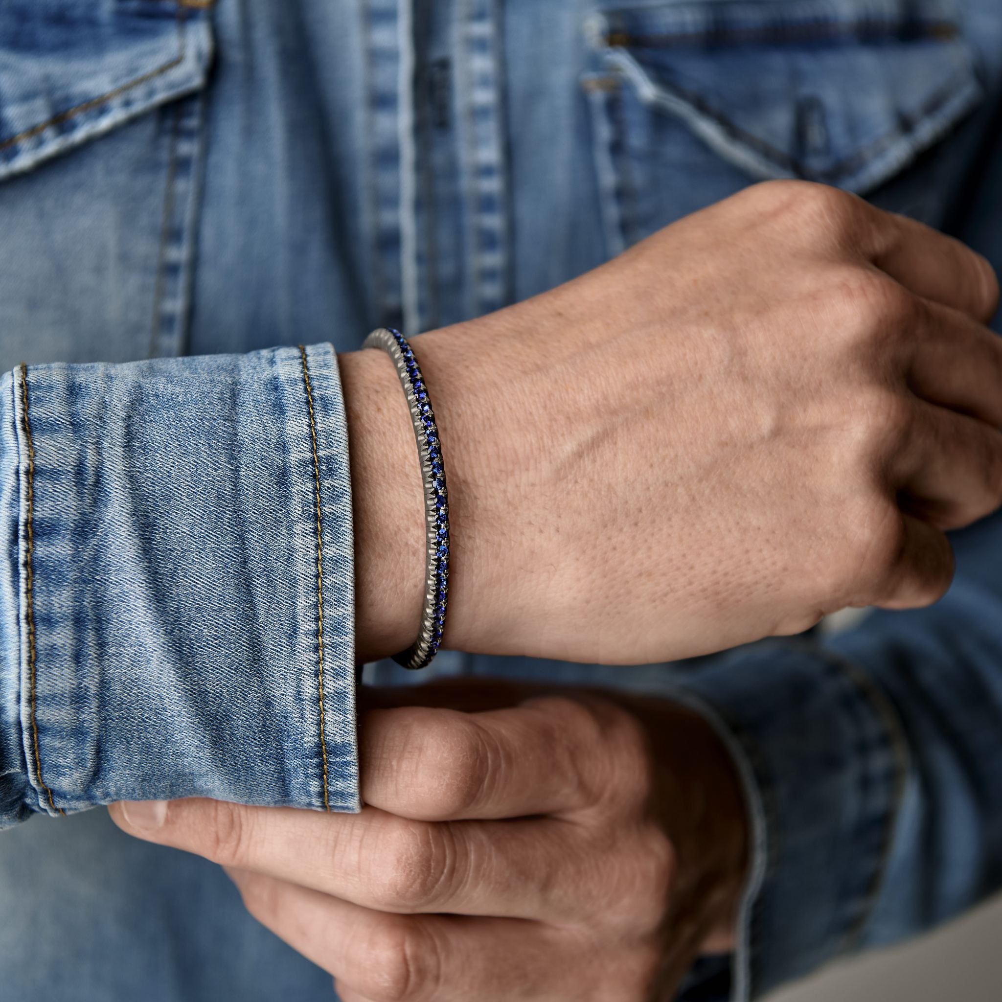 BRACCIALE TENNIS IN TITANIO, ORO ROSSO 18 KT E ZAFFIRI BLU DA 5 PUNTI.